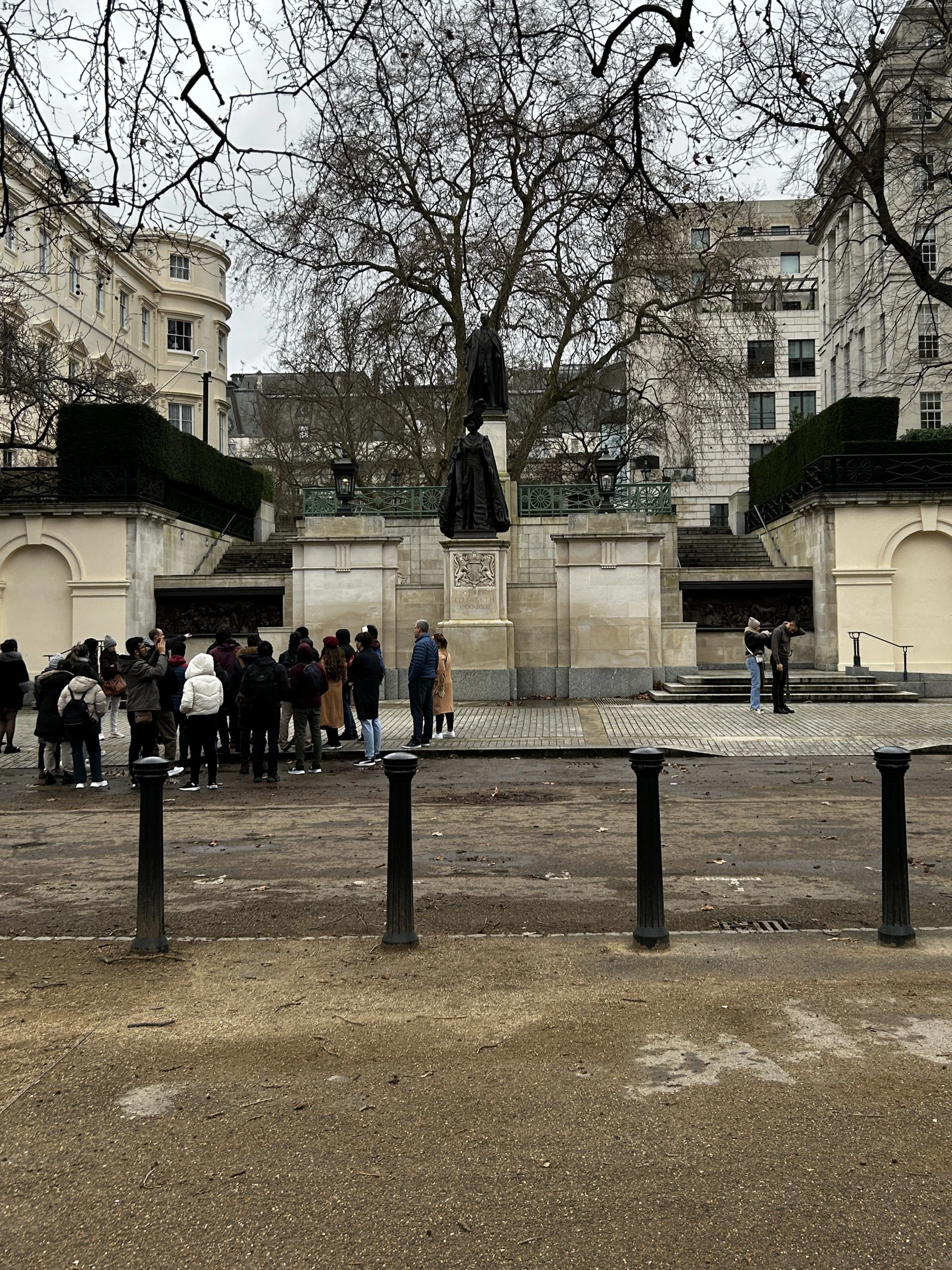 Queen Elizabeth Statue2.jpg