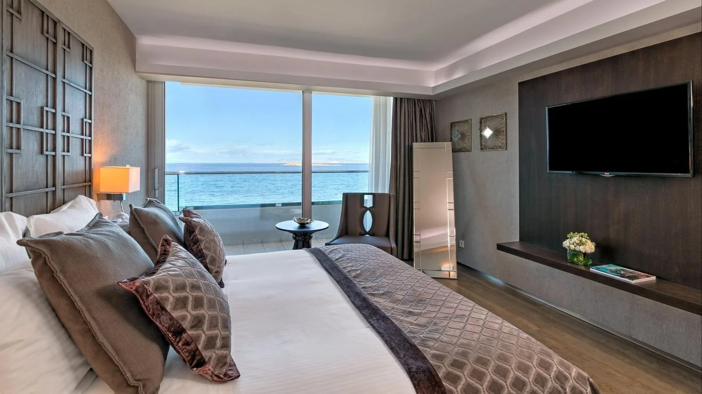 leonardo-1122646-Deluxe_Suite_Accomodation_Room_Apollon2_O-905252.jpg