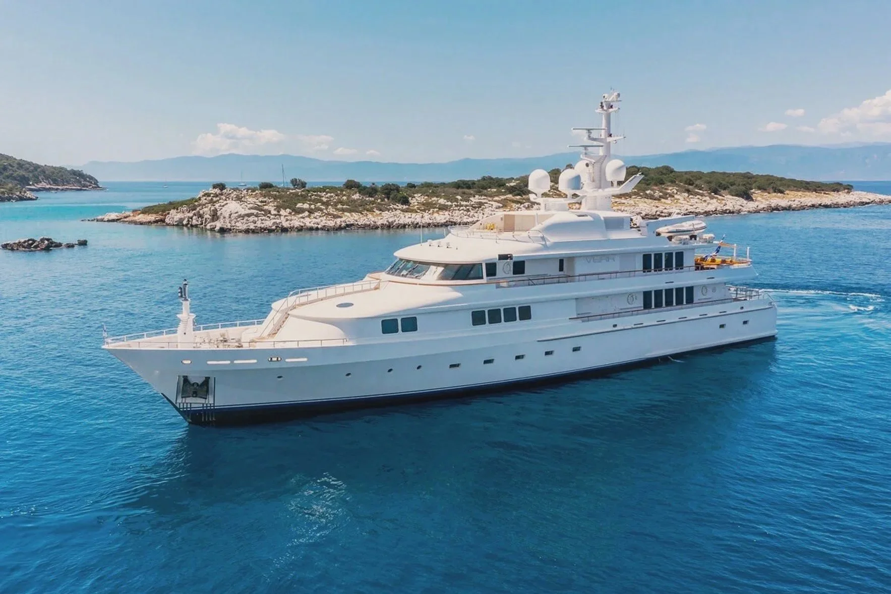 luxury-charter-yacht-vera-11.jpg