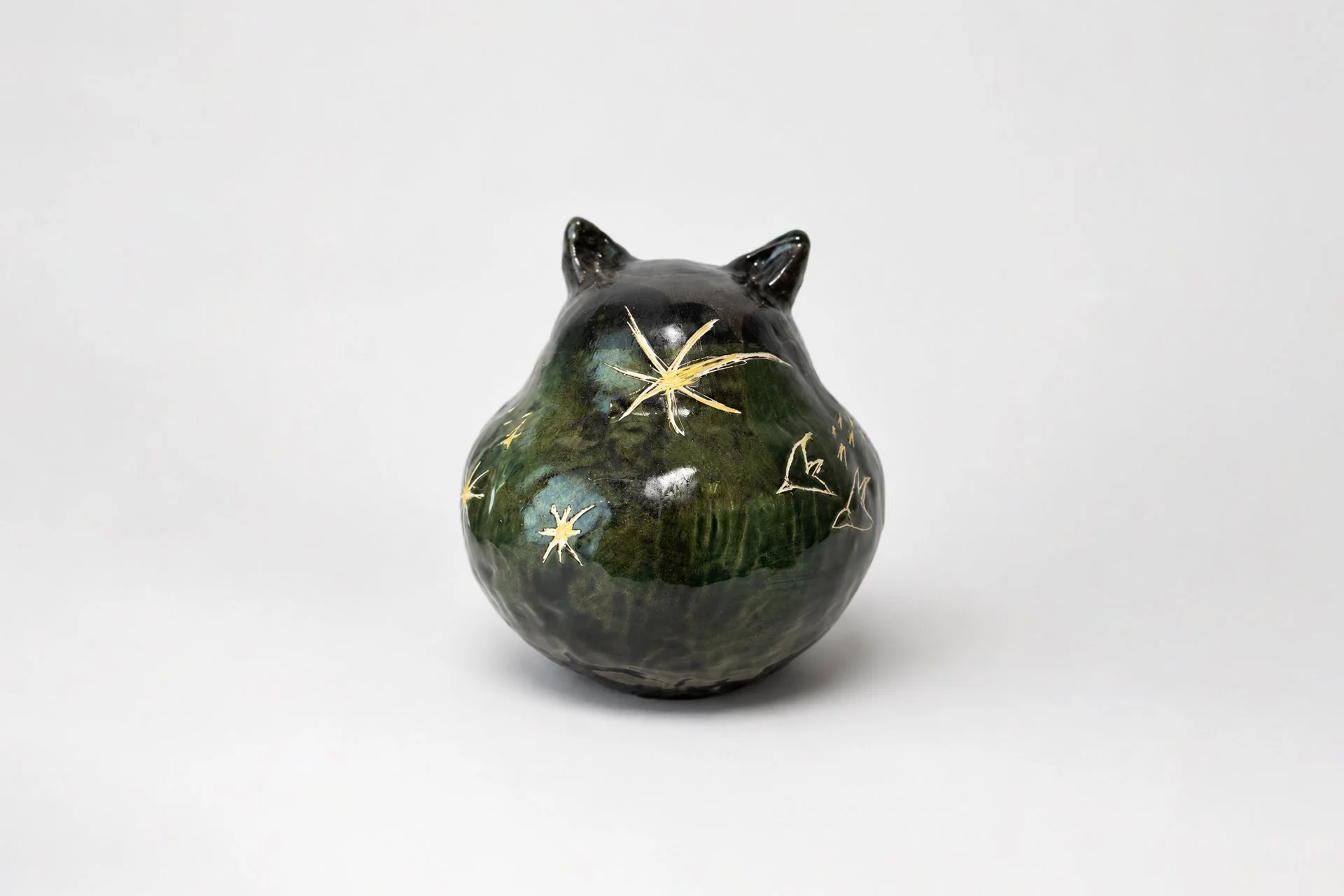白燿毛怪 - 宇宙不會錯, 18.5x18.5x18cm, 陶土、釉料, 2025