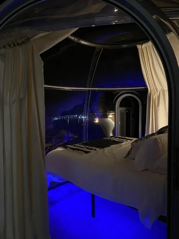 hozhoni-on-the-hill-location-glass-dome-bedroom-01.webp