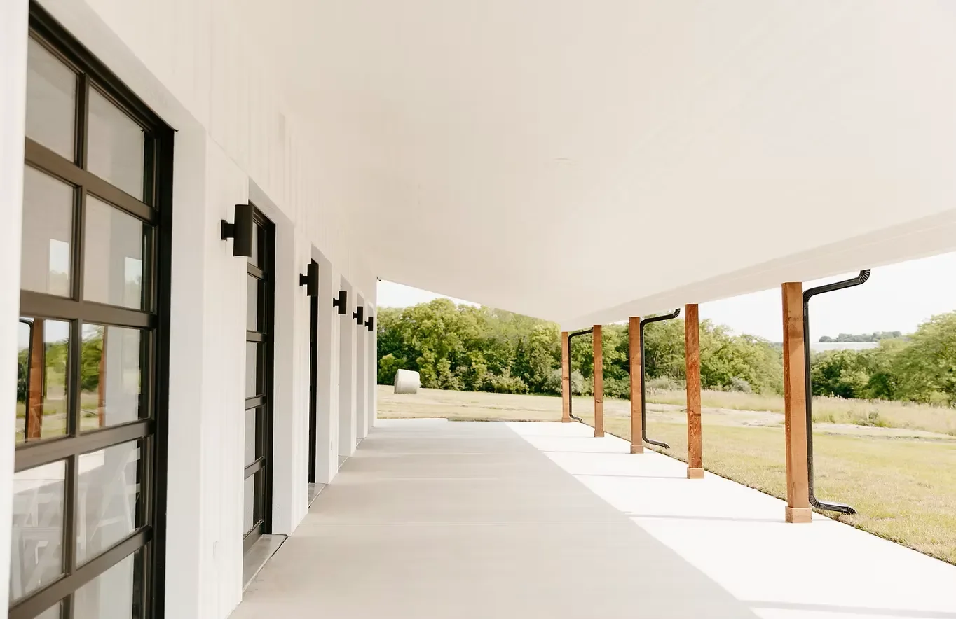 the-brim-kansas-city-outdoor-covered-patio-posts-01.webp