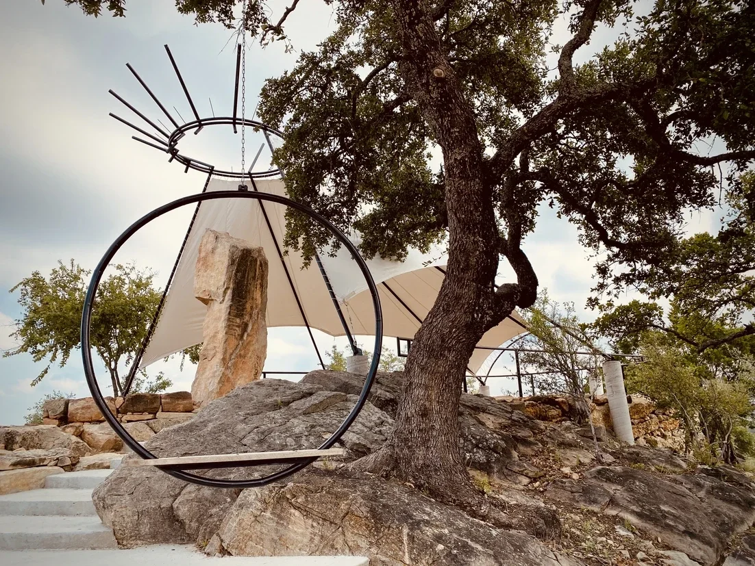hozhoni-on-the-hill-location-sculpture-tree-01.webp