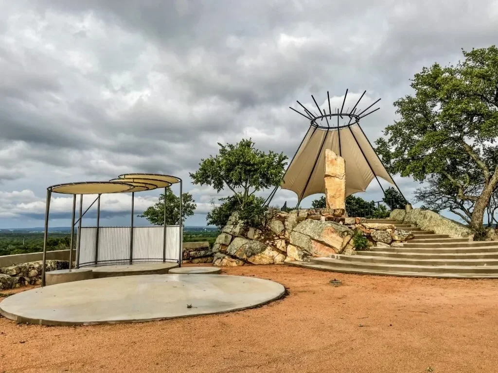 hozhoni-on-the-hill-wedding-ceremony-site-01.webp