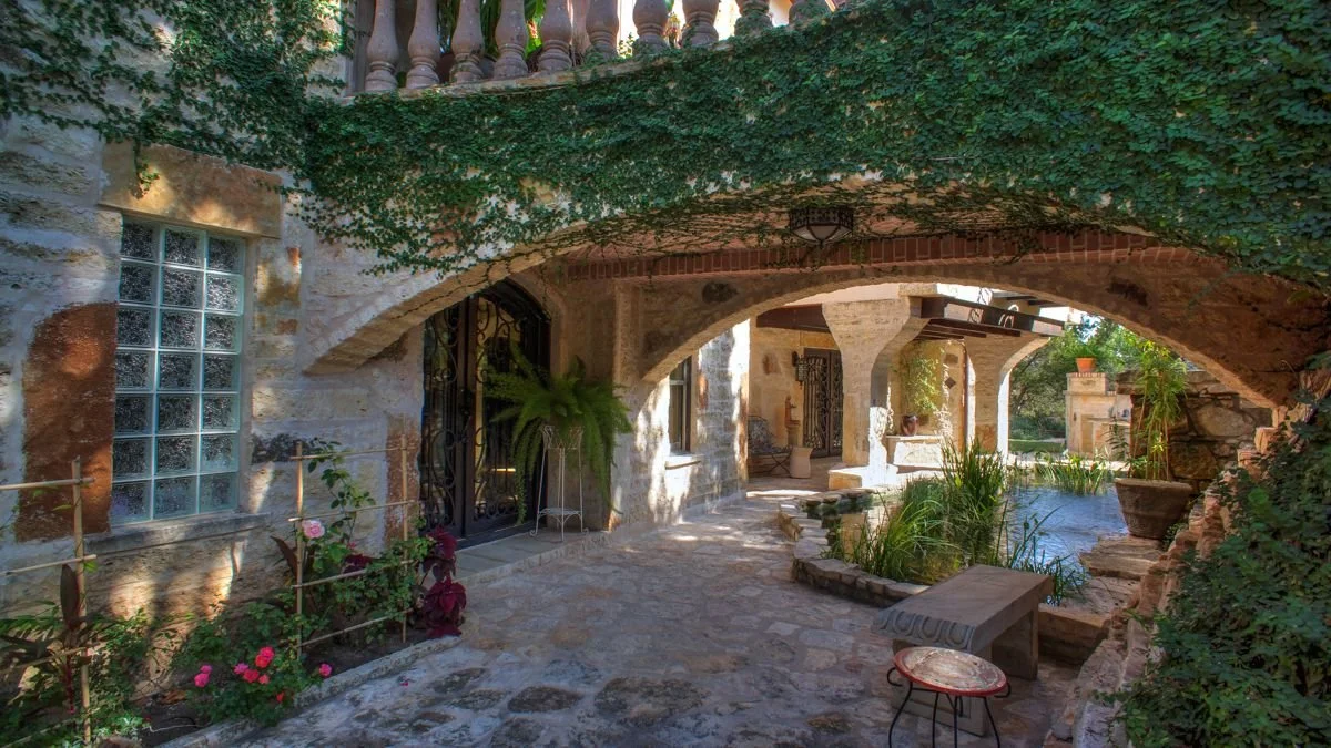 luxury-home-architect-austin-stone-archway.jpg