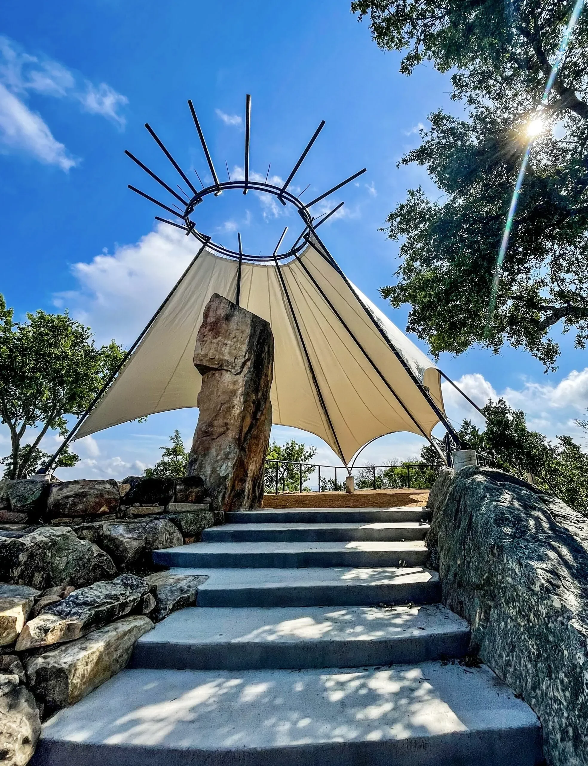 hozhoni-on-the-hill-sculptural-canopy-01.webp