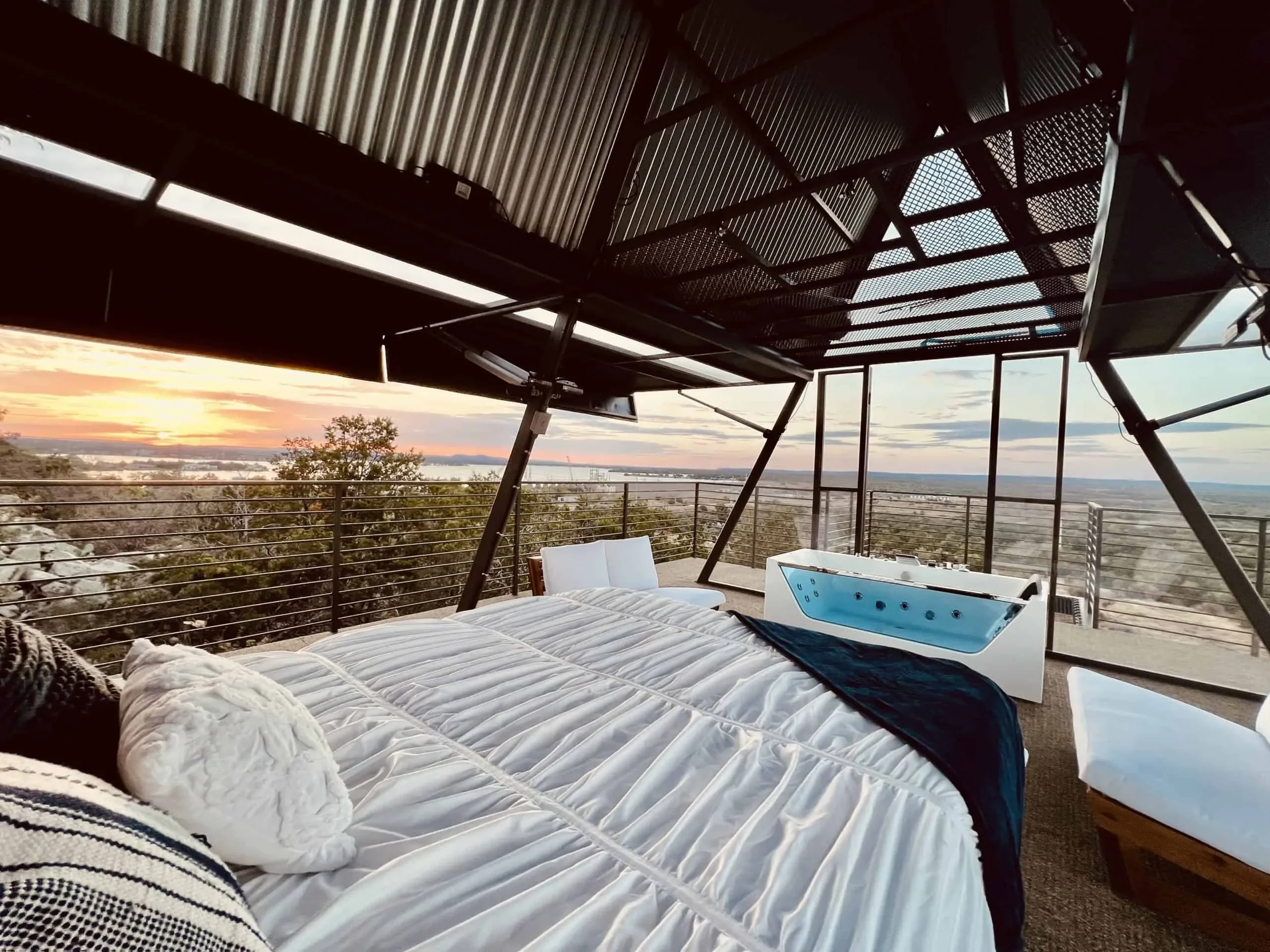 hozhoni-on-the-hill-luxury-suite-01.webp