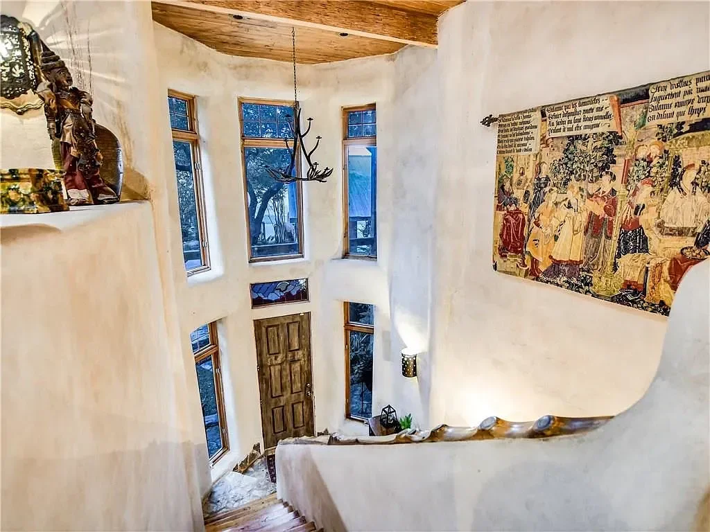 texas-hill-country-luxury-entry-staircase.webp
