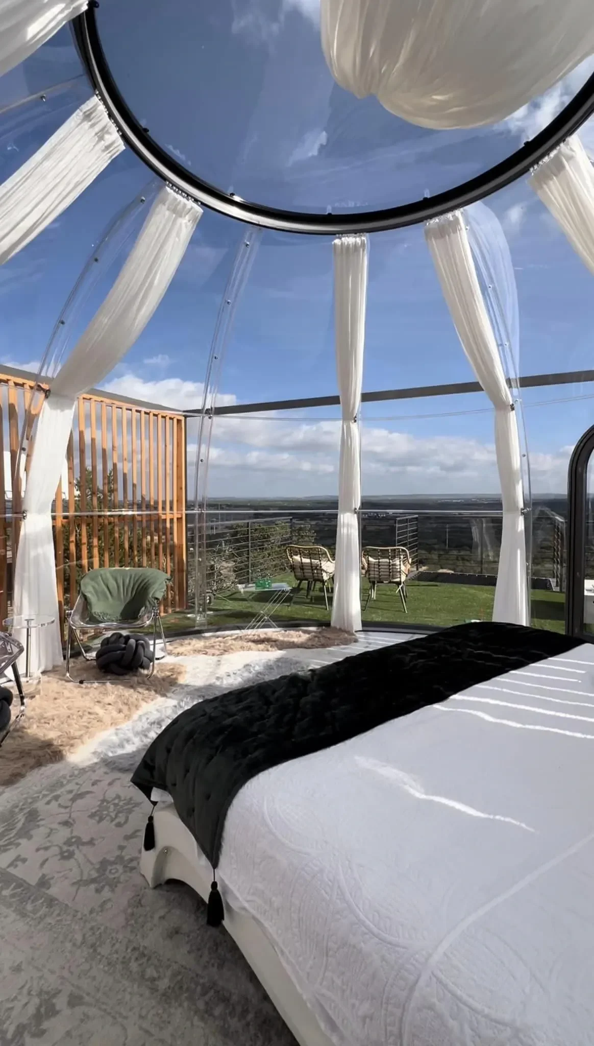 hozhoni-on-the-hill-clear-dome-suite-01.webp