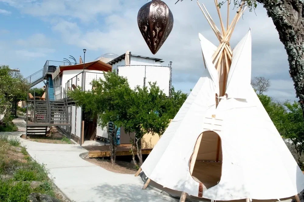 hozhoni-on-the-hill-tepee-entryway-01.webp
