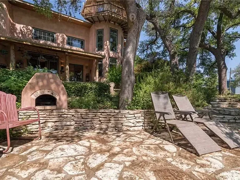 texas-hill-country-luxury-home-outdoor-patio.webp