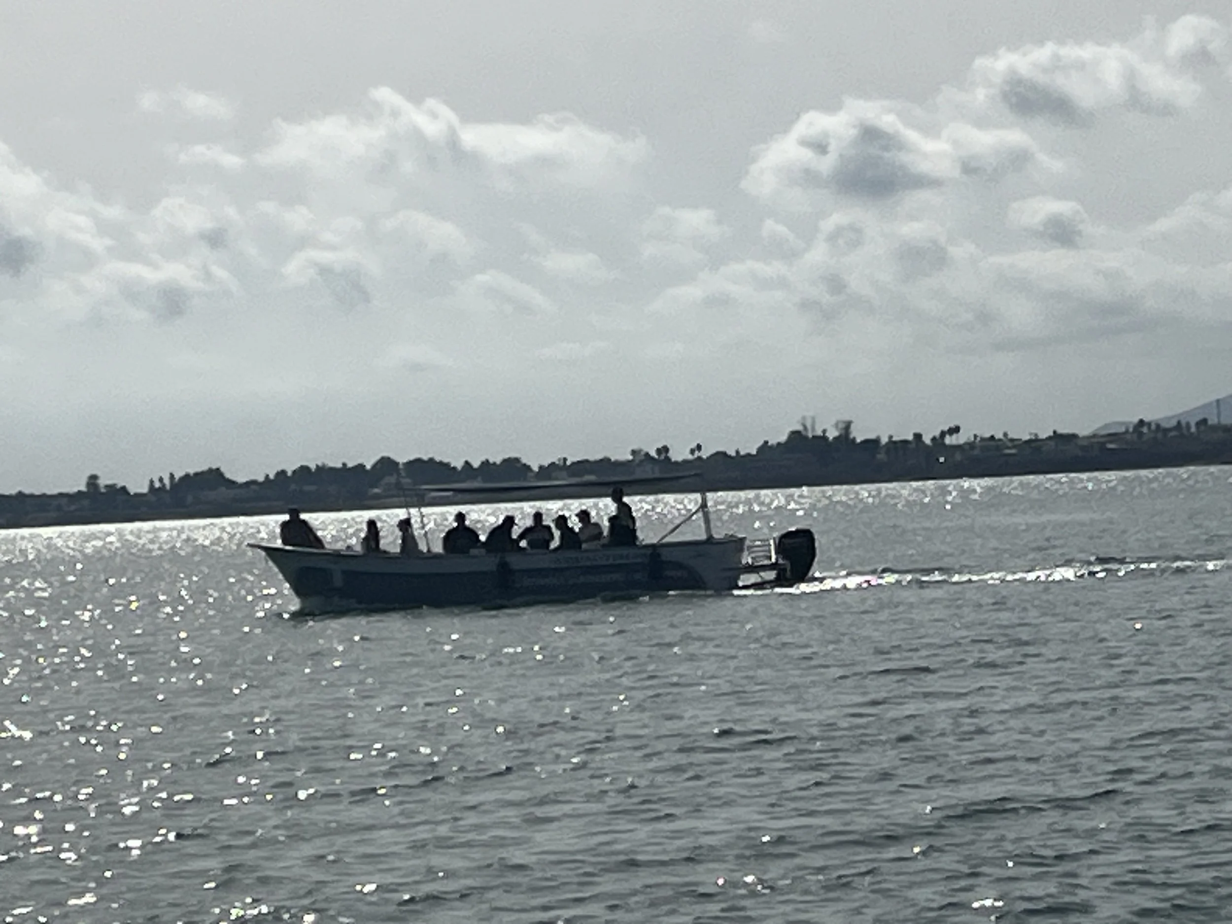 Sizilien-Syrakus-Boot im Sonnenlicht.jpeg
