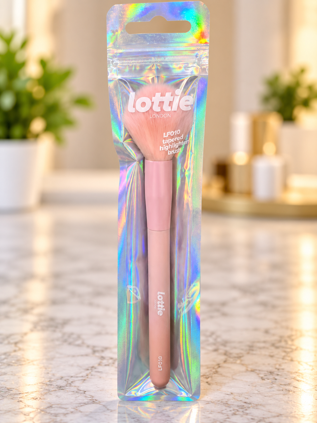 Lottie London LF010 Tapered Highlighter Brush