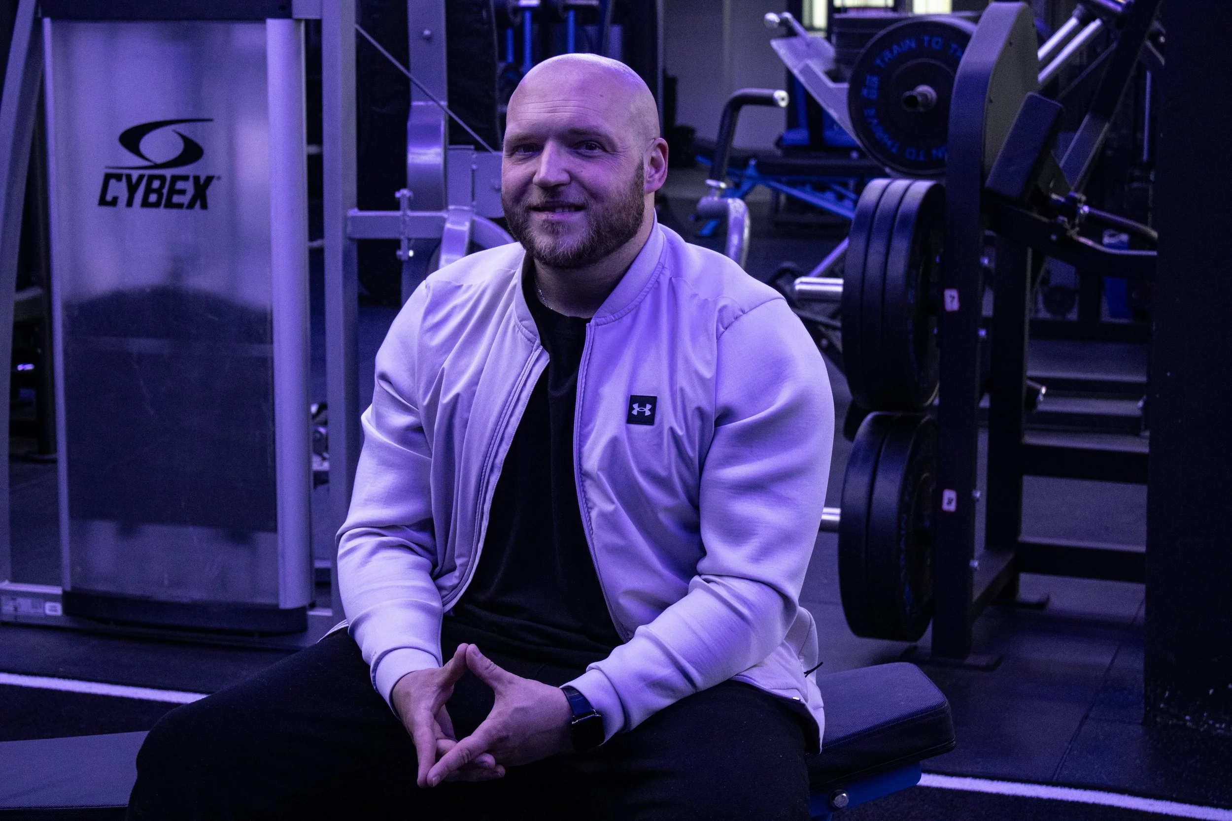 Mateusz Rys training in the gym, showing beginners that confidence builds over time