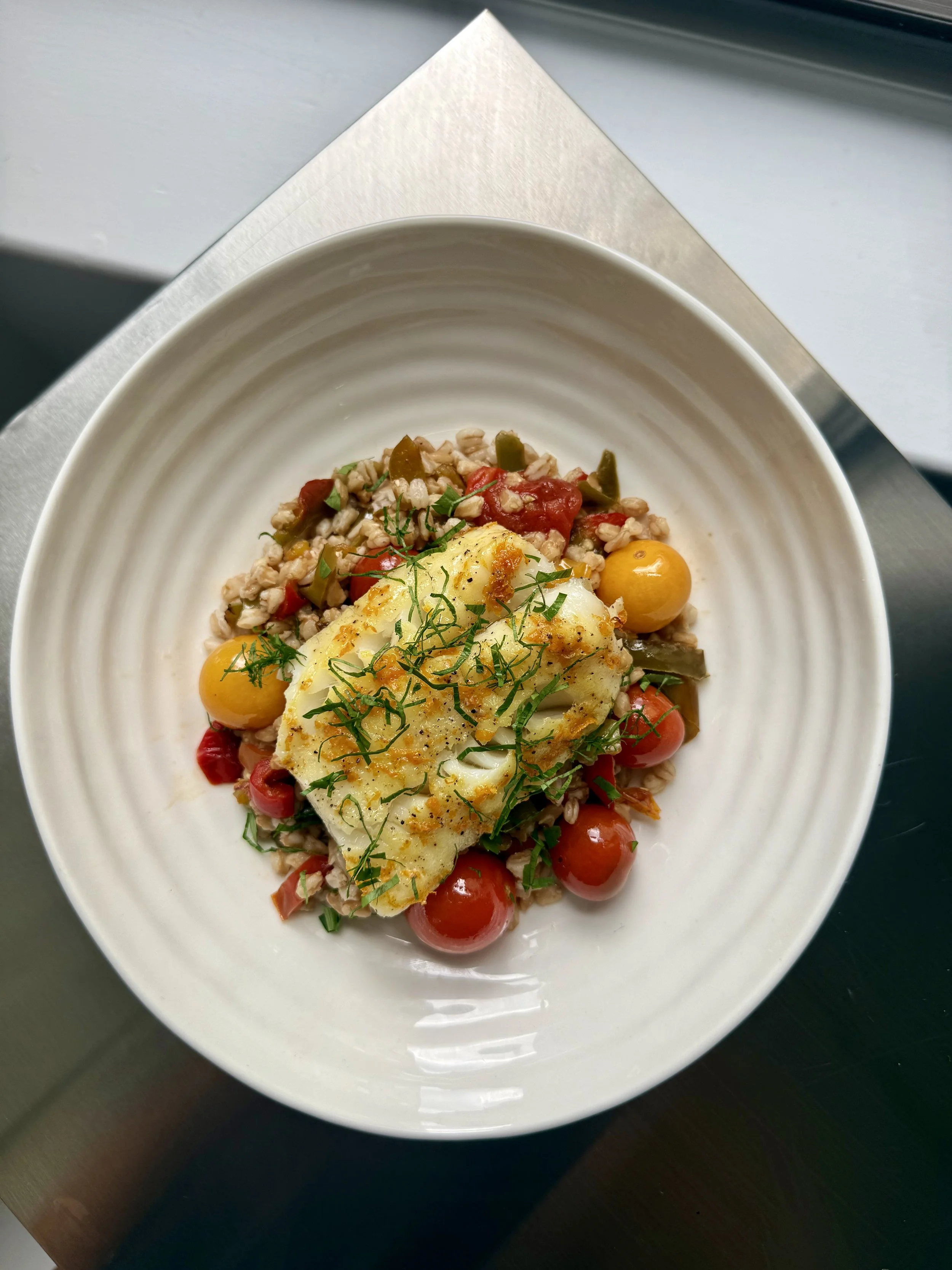 Cod with tomato and bell pepper farro