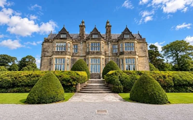 Muckross House in Killarney National Park combines historic architecture with gardens and lakeside scenery, offering an inviting setting to explore Kerry’s landscape and heritage.