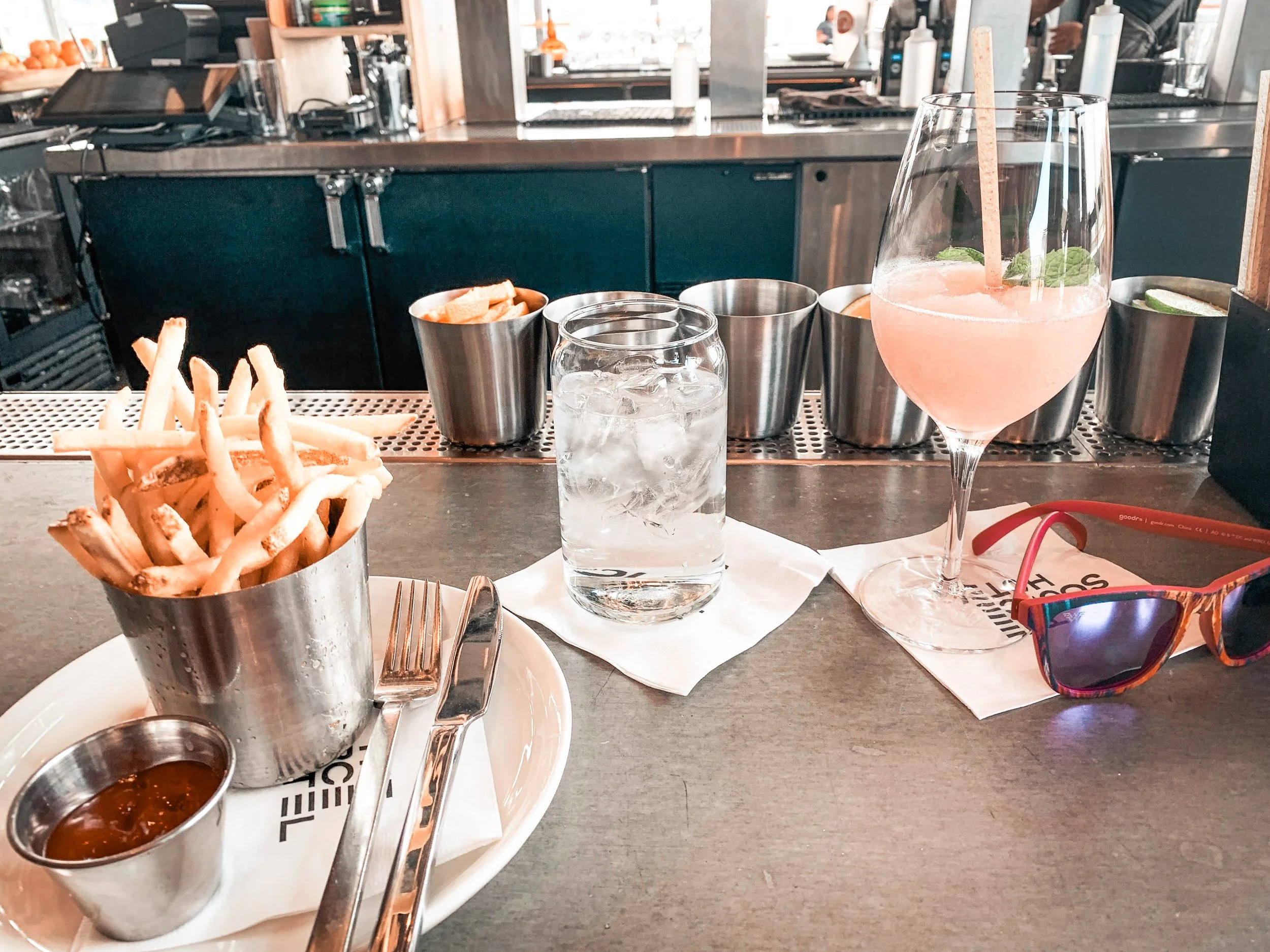 4 FoodDrink Restaurant Fries + rosébar setting 2021.jpg