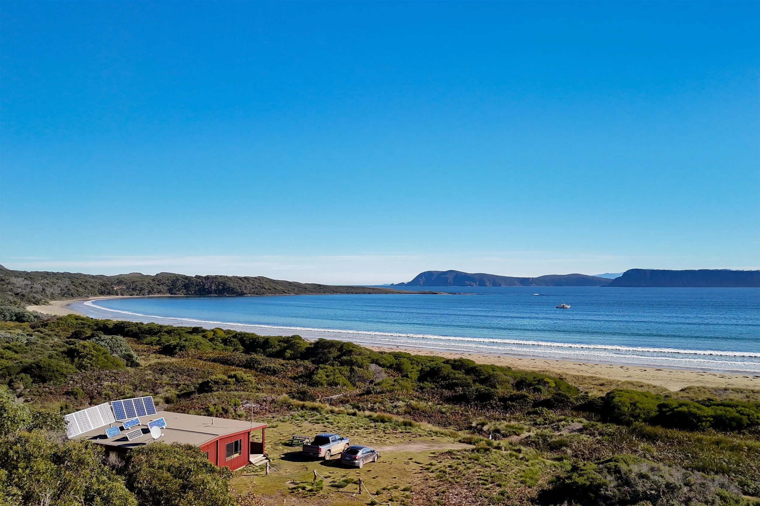 Cloudy Bay Cabin - 
Beach at your doorstep · Off-grid escape · Sleeps 6 · Guest favourite