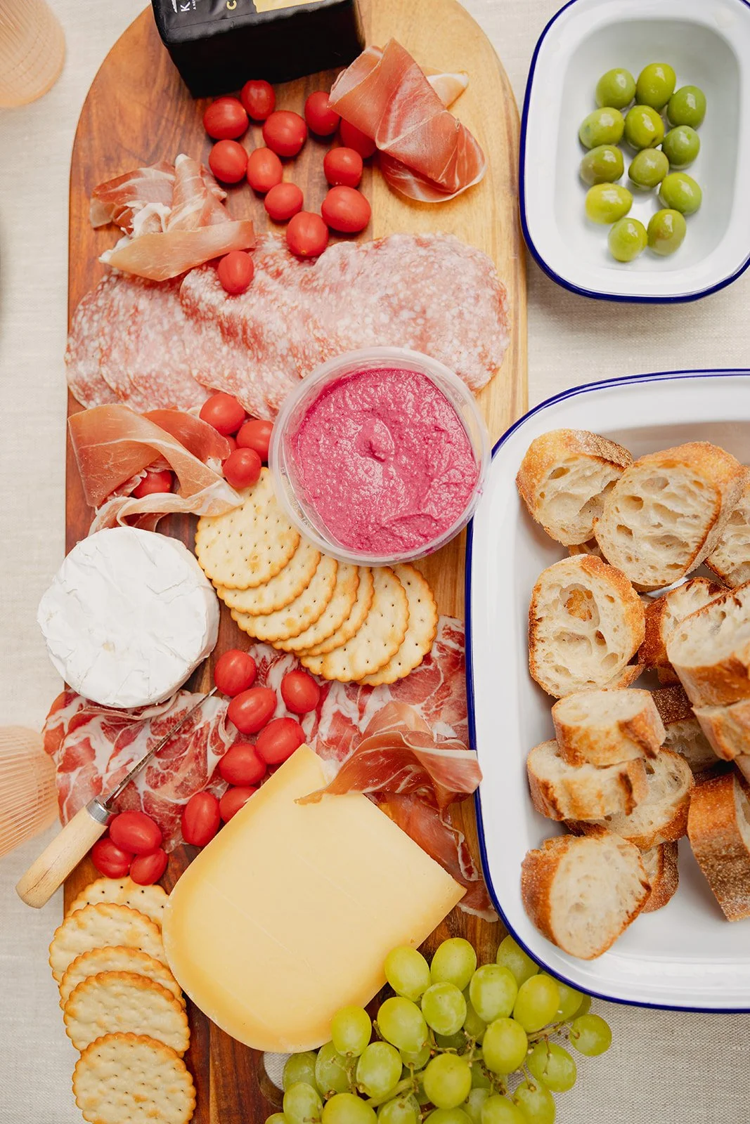 Gourmet picnic on private tour in west auckland, new zealand