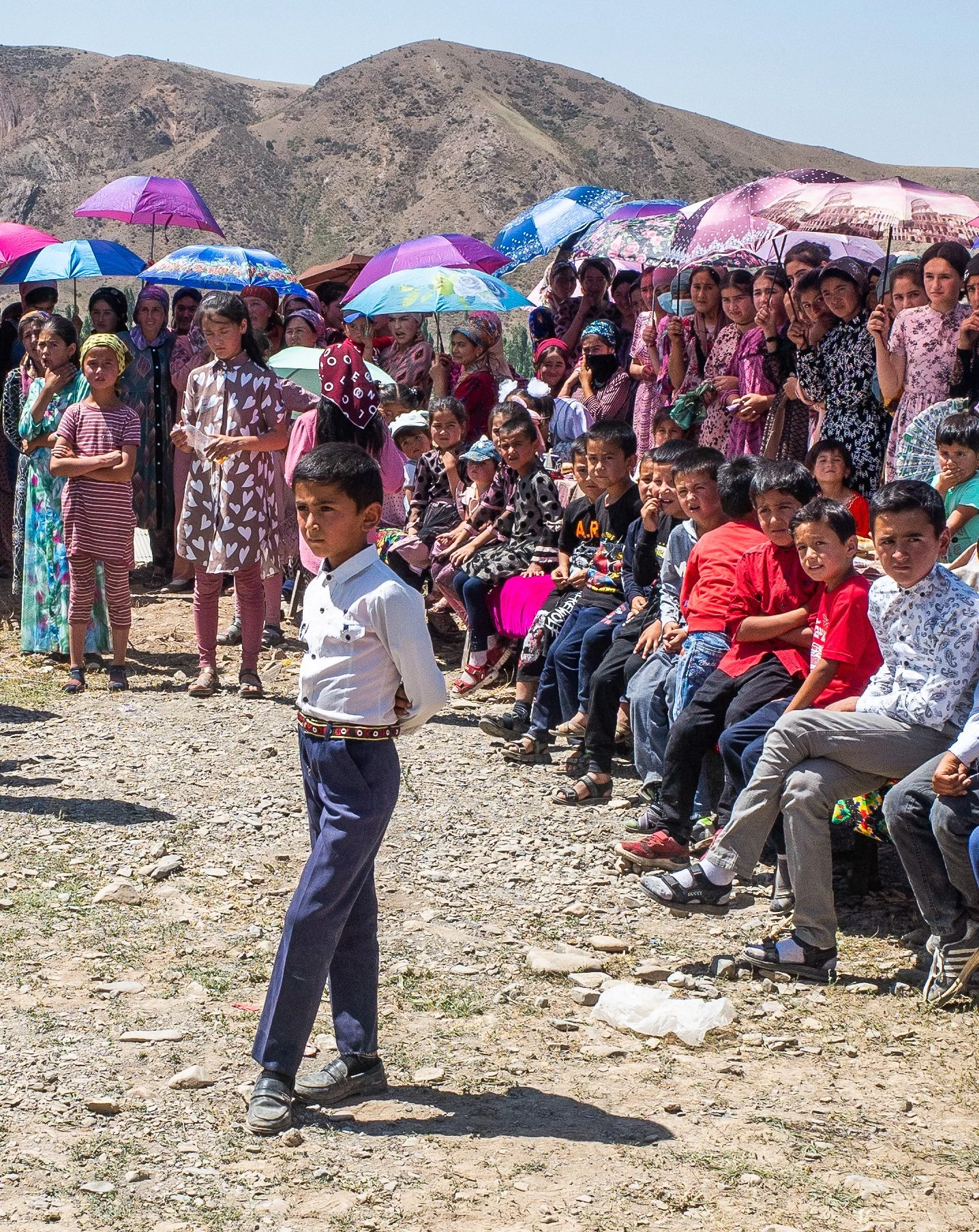 Tajik_wedding_boy_umbrellas_11_07_2023.jpg