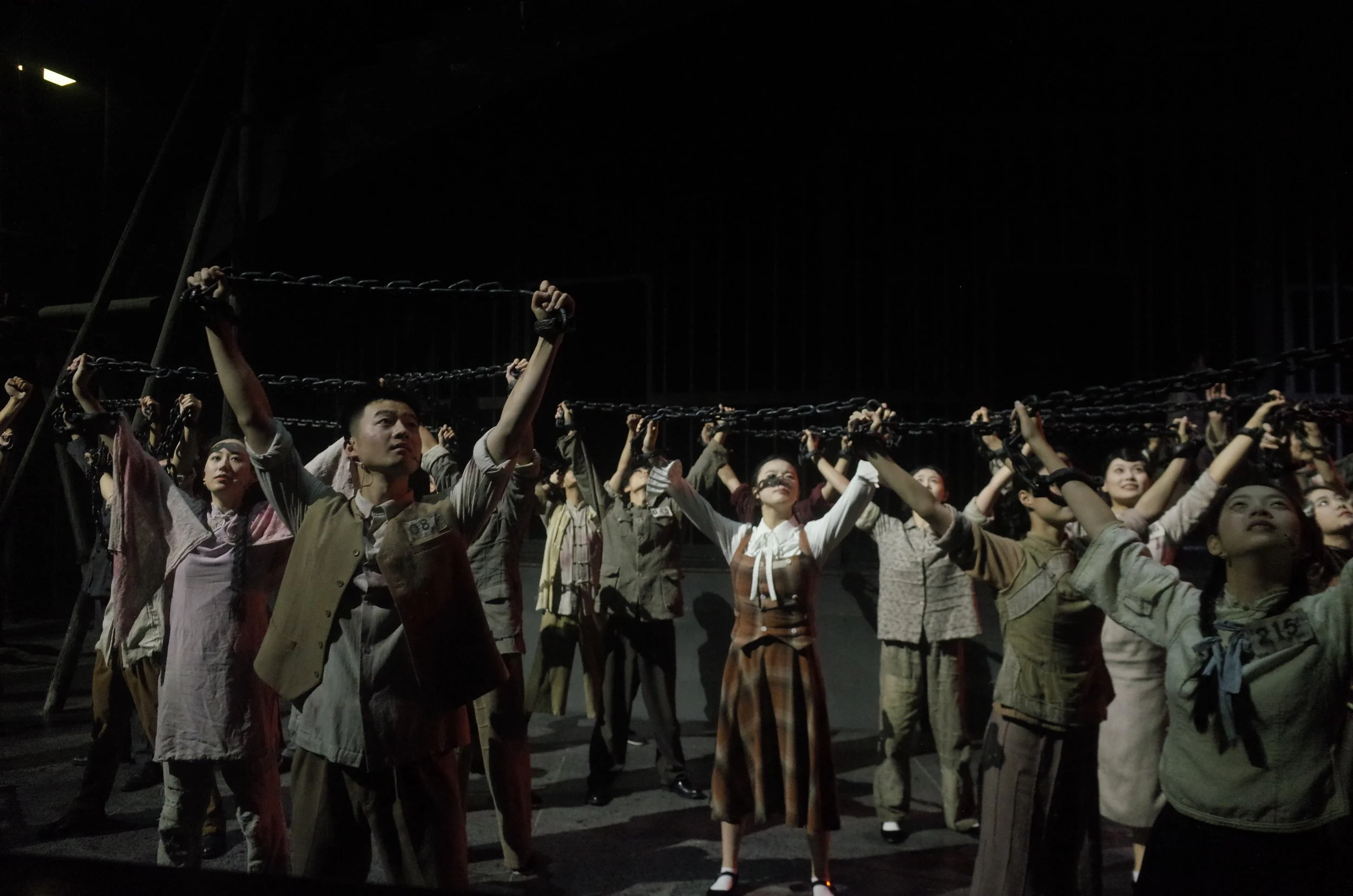 Chongqing_1949_show_workers_chains_01_10_2026.JPG