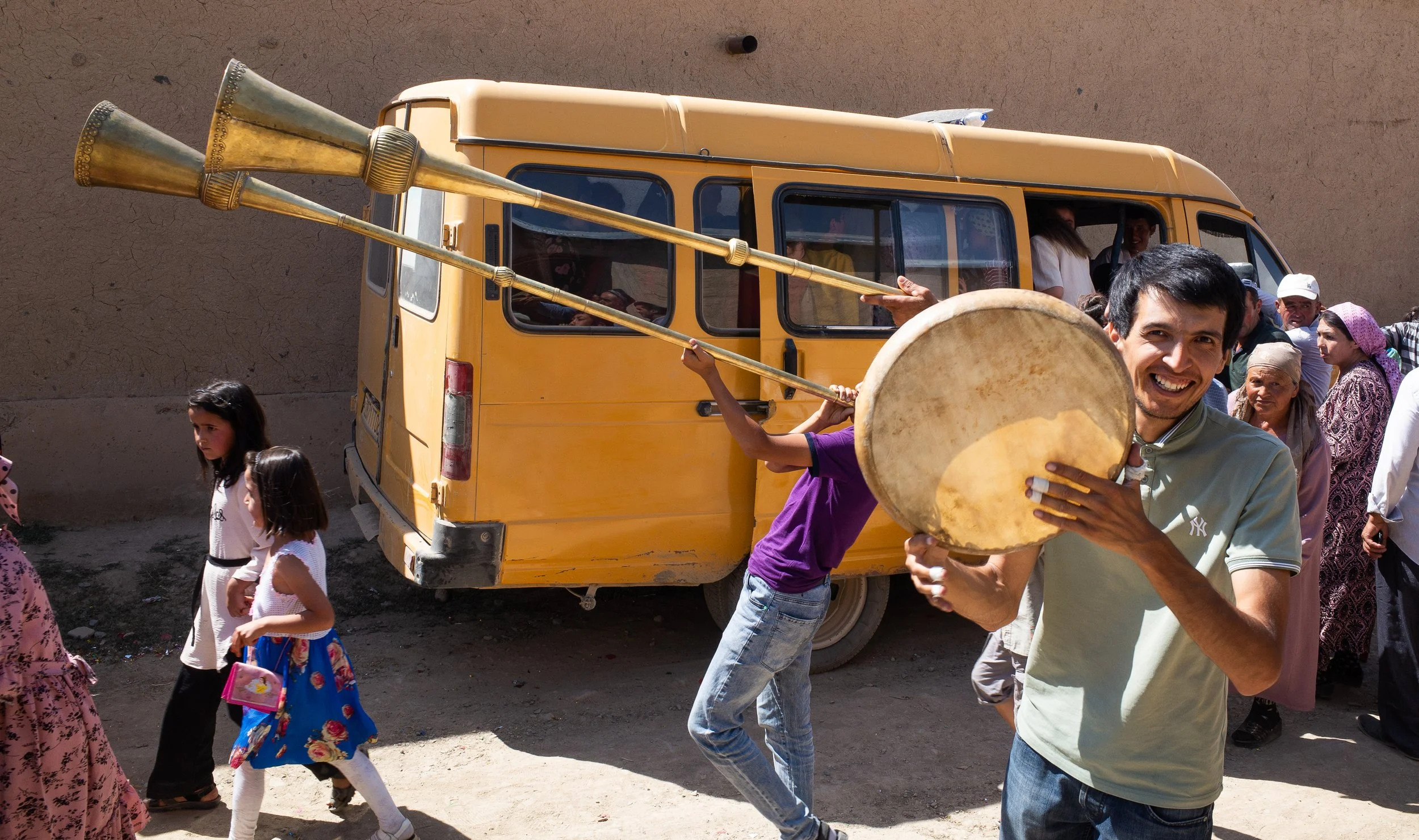 Tajik_wedding_horn_bus.jpg