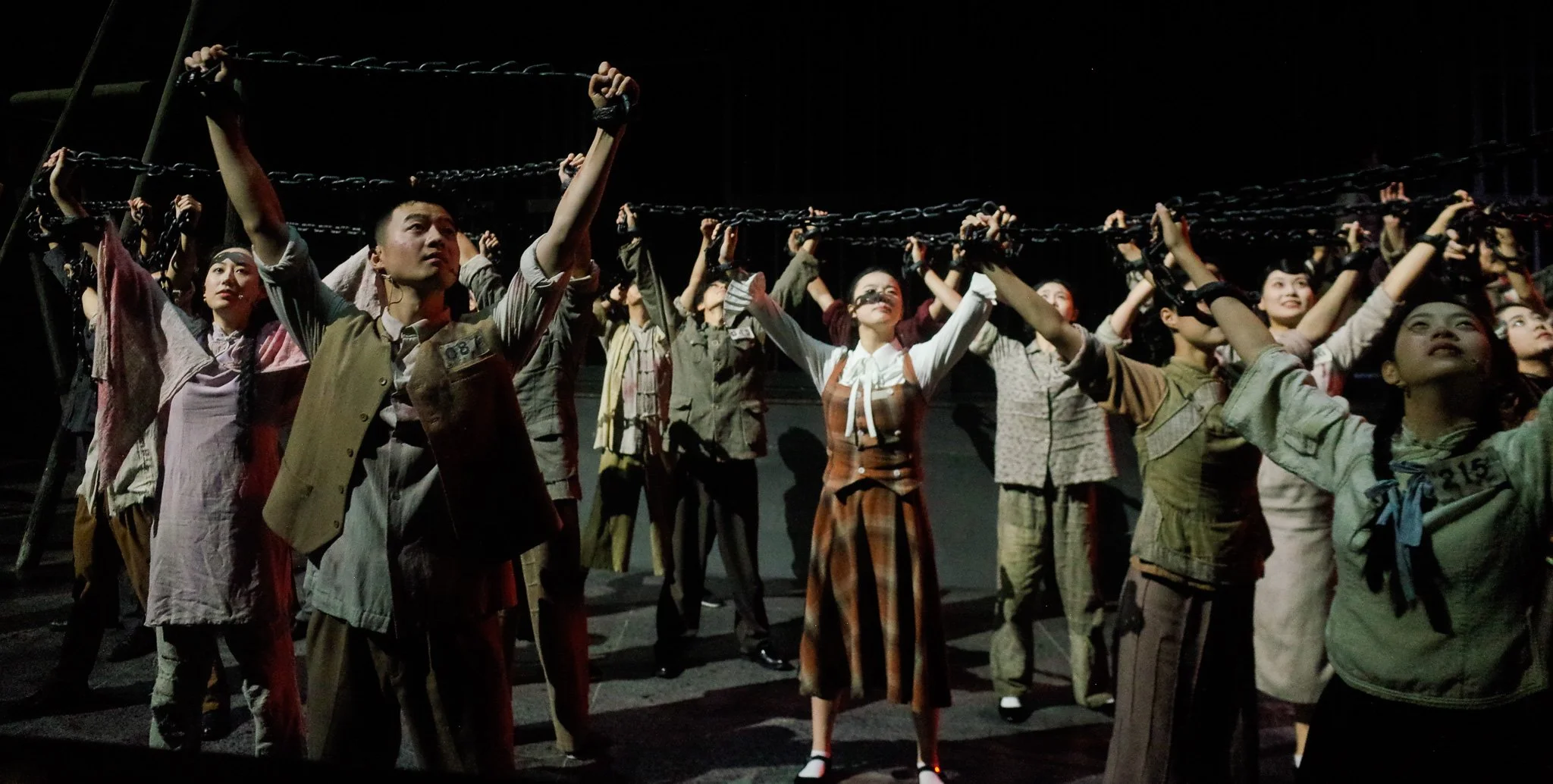 Chongqing_1949_show_workers_chains_01_10_2026-2.jpg