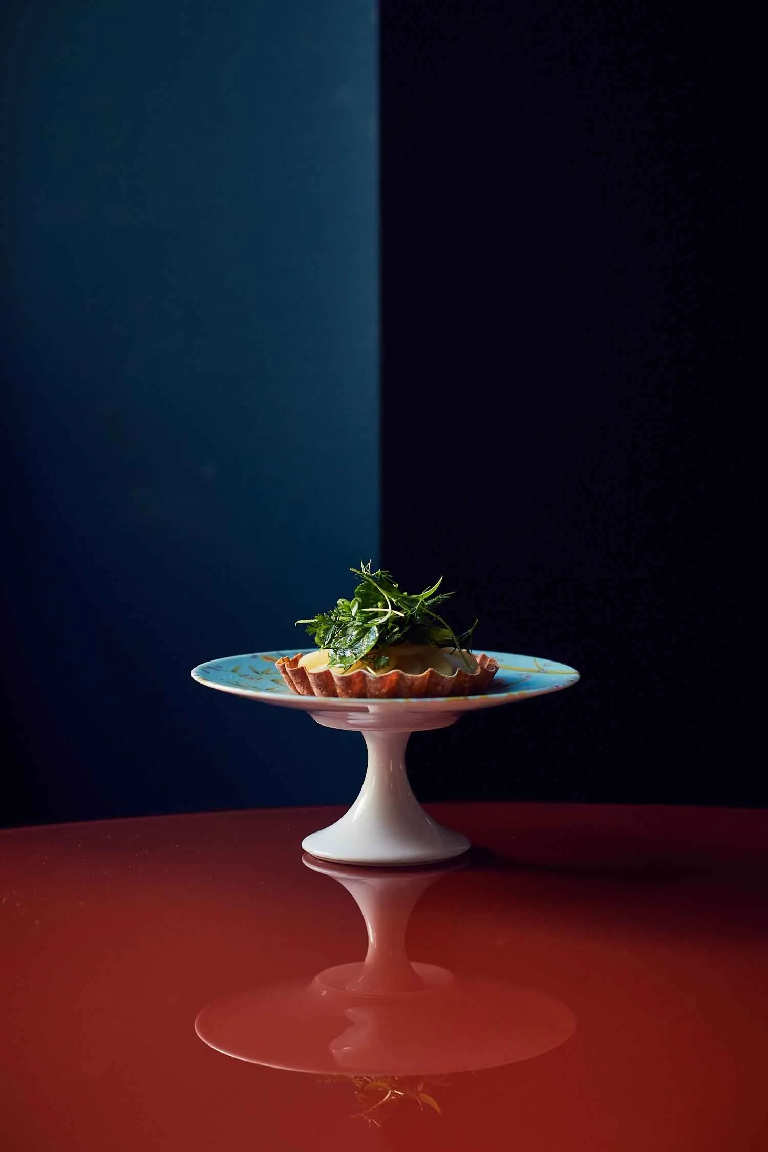 Kräutersalat auf weisser Etagere – Kreation von Andreas Caminada, Schloss Schauenstein in Fürstenau