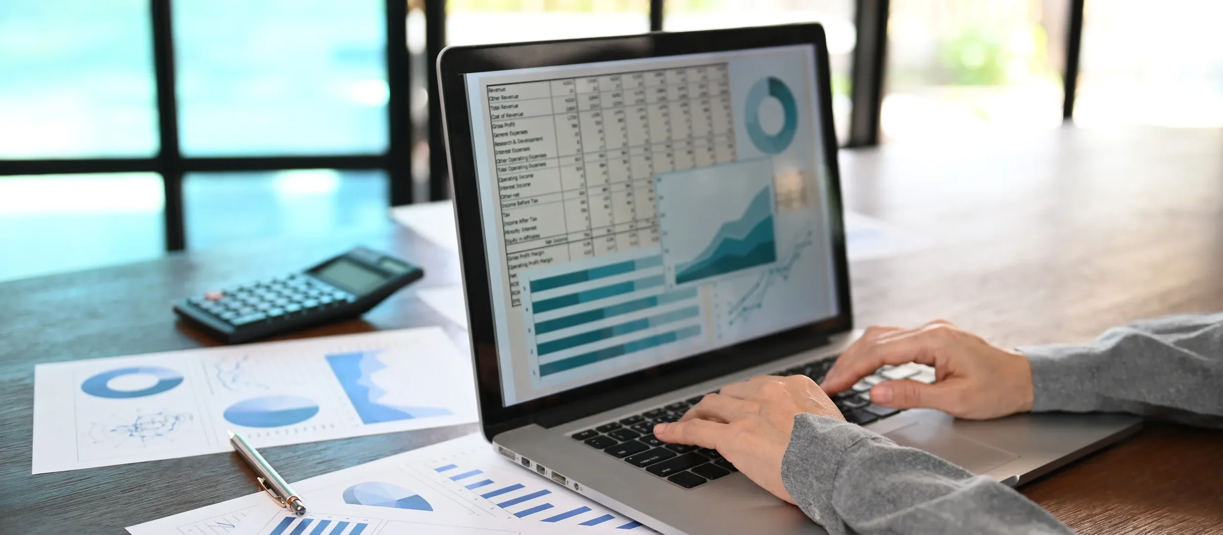 Excel dashboard met financiële rapportering, KPI-analyse en interactieve grafieken voor betere bedrijfsbeslissingen