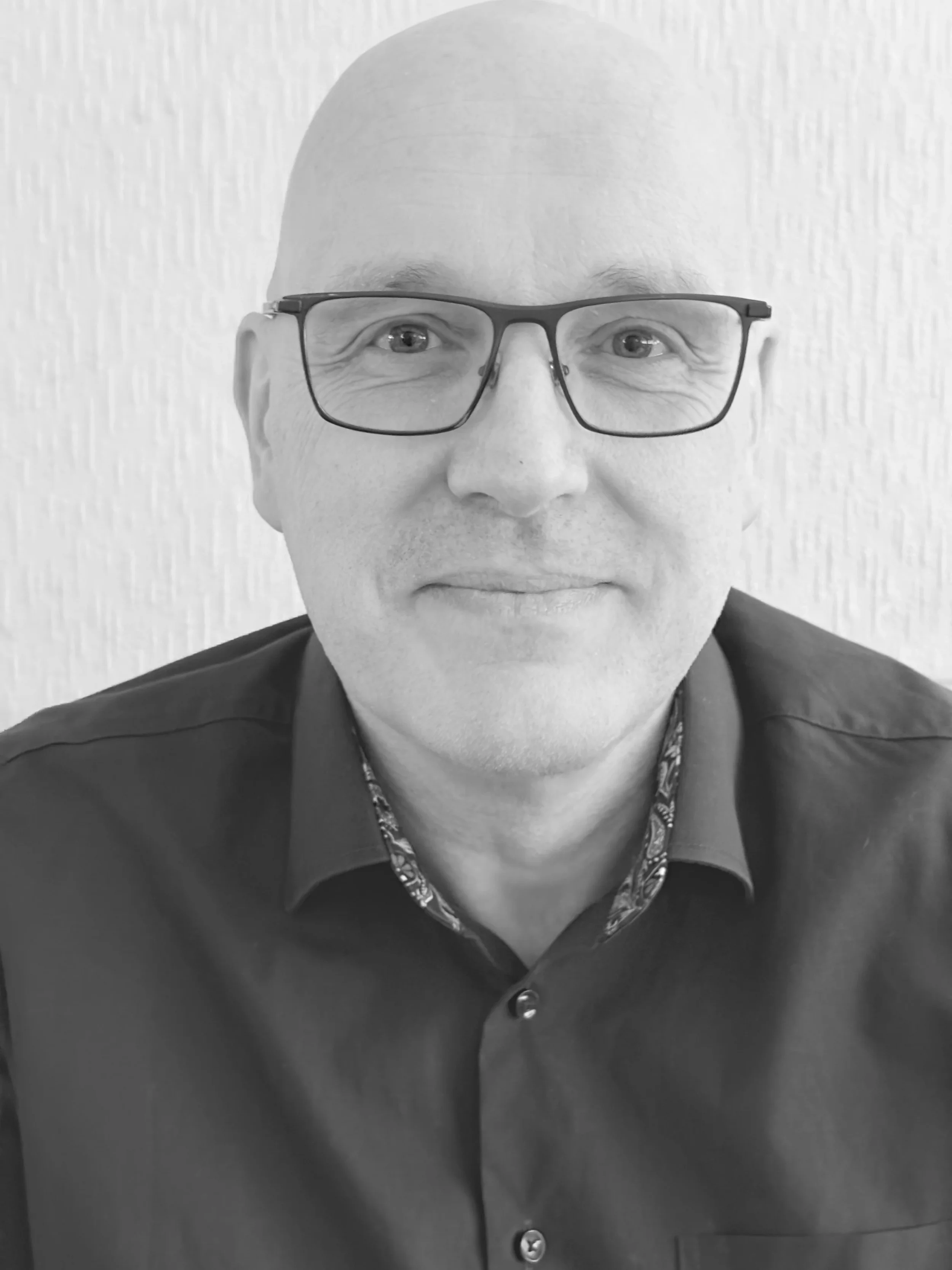 Professionele zwart-wit portretfoto van Johan Meert, oprichter van Refined Admin, gespecialiseerd in Excel coaching, dashboardontwikkeling, rapportering, data-analyse en procesoptimalisatie.