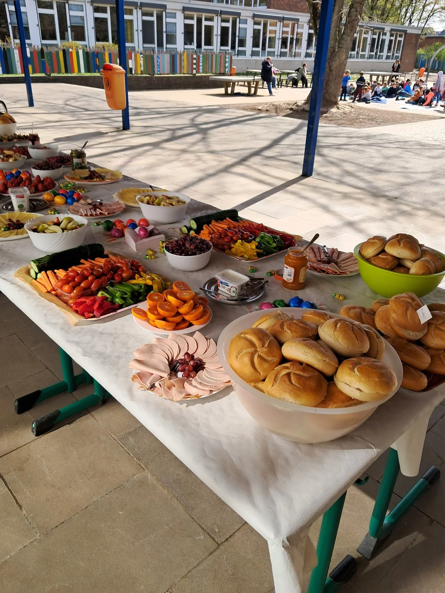 Oster-Picknick auf dem Schulhof