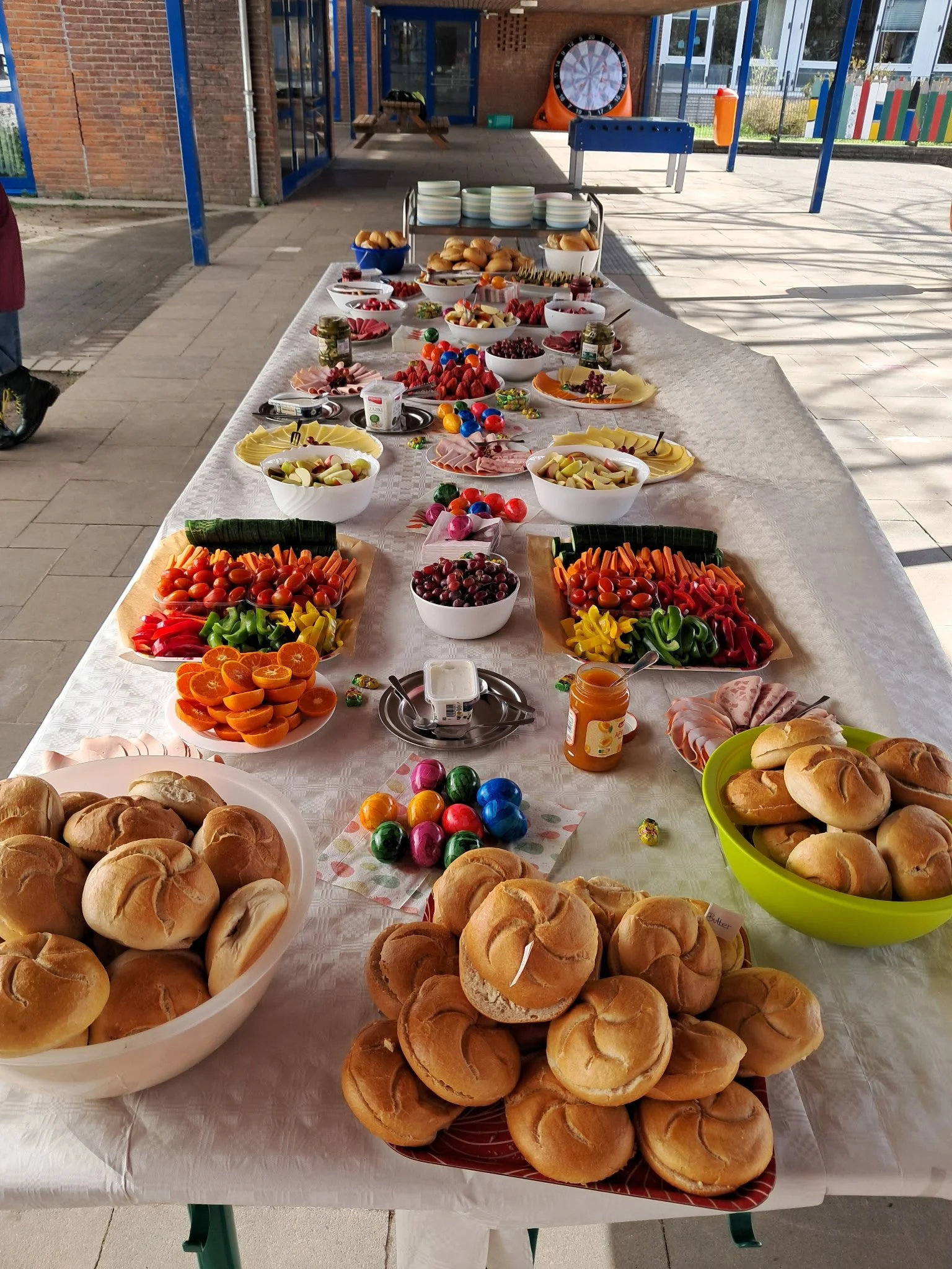 Oster-Picknick auf dem Schulhof