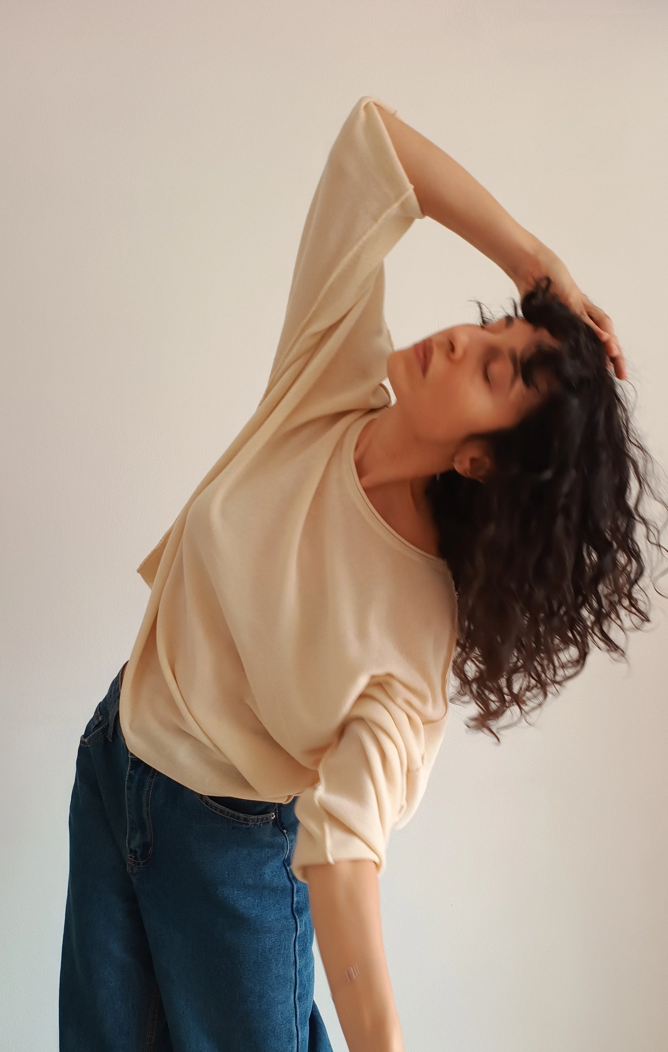 Marta durante una práctica de movimiento y exploración corporal.