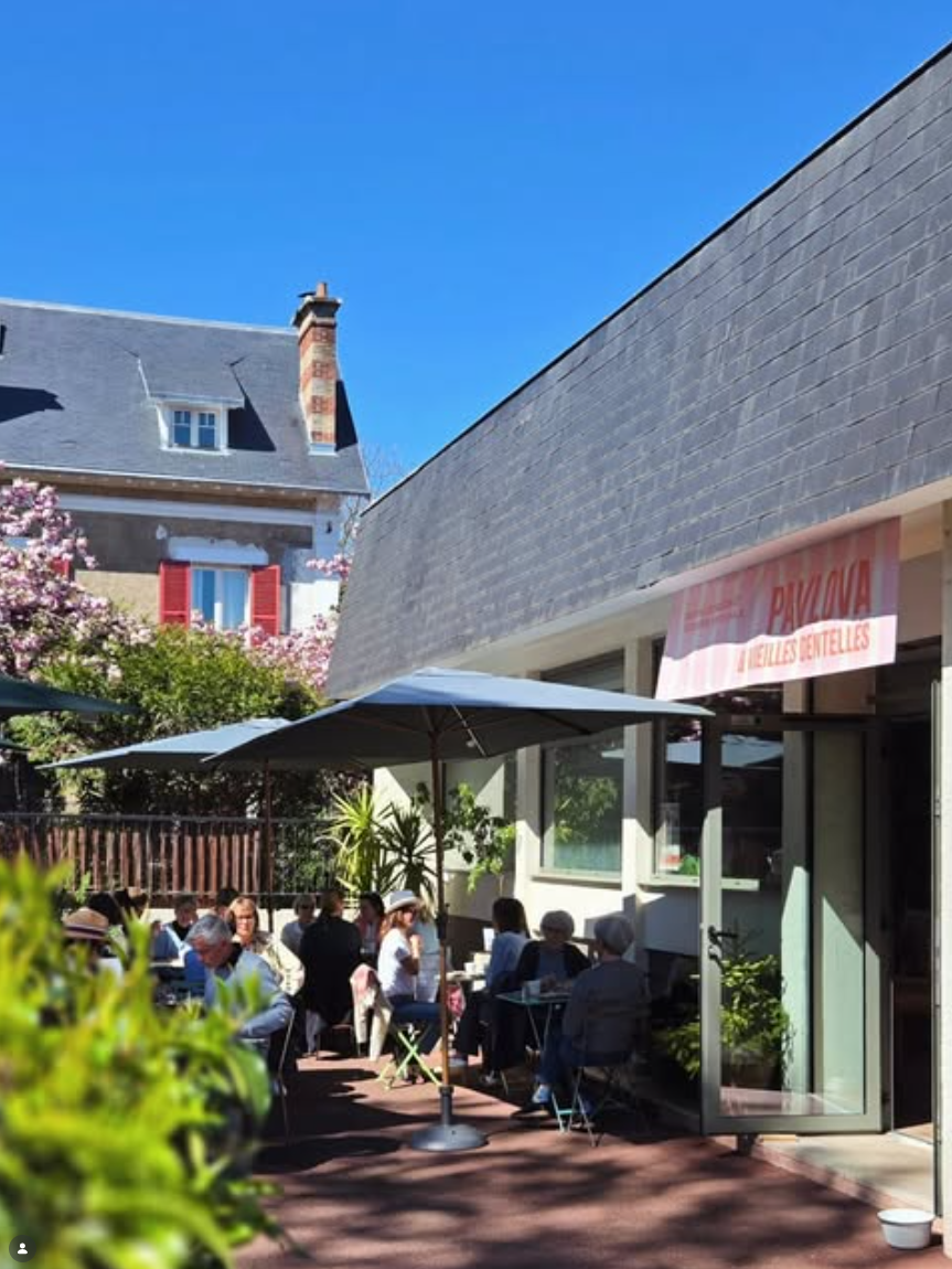 Terrasse avec parasoles du salon de thé / Pâtisserie de Pavlova et Vieilles Dentelles à Louveciennes, 5 rue Vigée Lebrun 78430. Proche de la gare.
