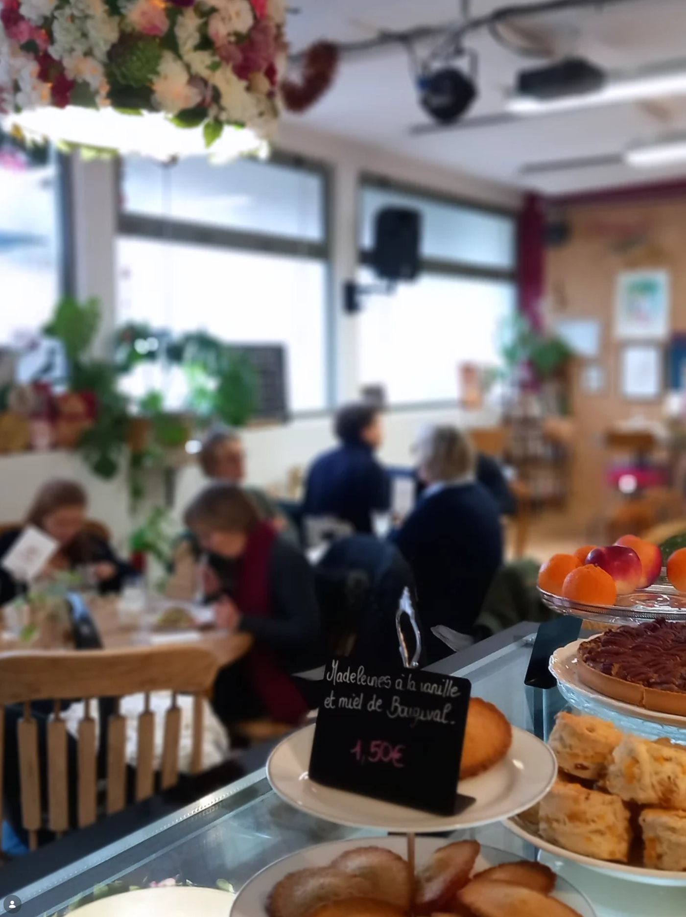 Salle intérieur pouvant accueillir jusqu'à 40 personnes du salon de thé / Pâtisserie de Pavlova et Vieilles Dentelles à Louveciennes, 5 rue Vigée Lebrun 78430. Proche de la gare.
