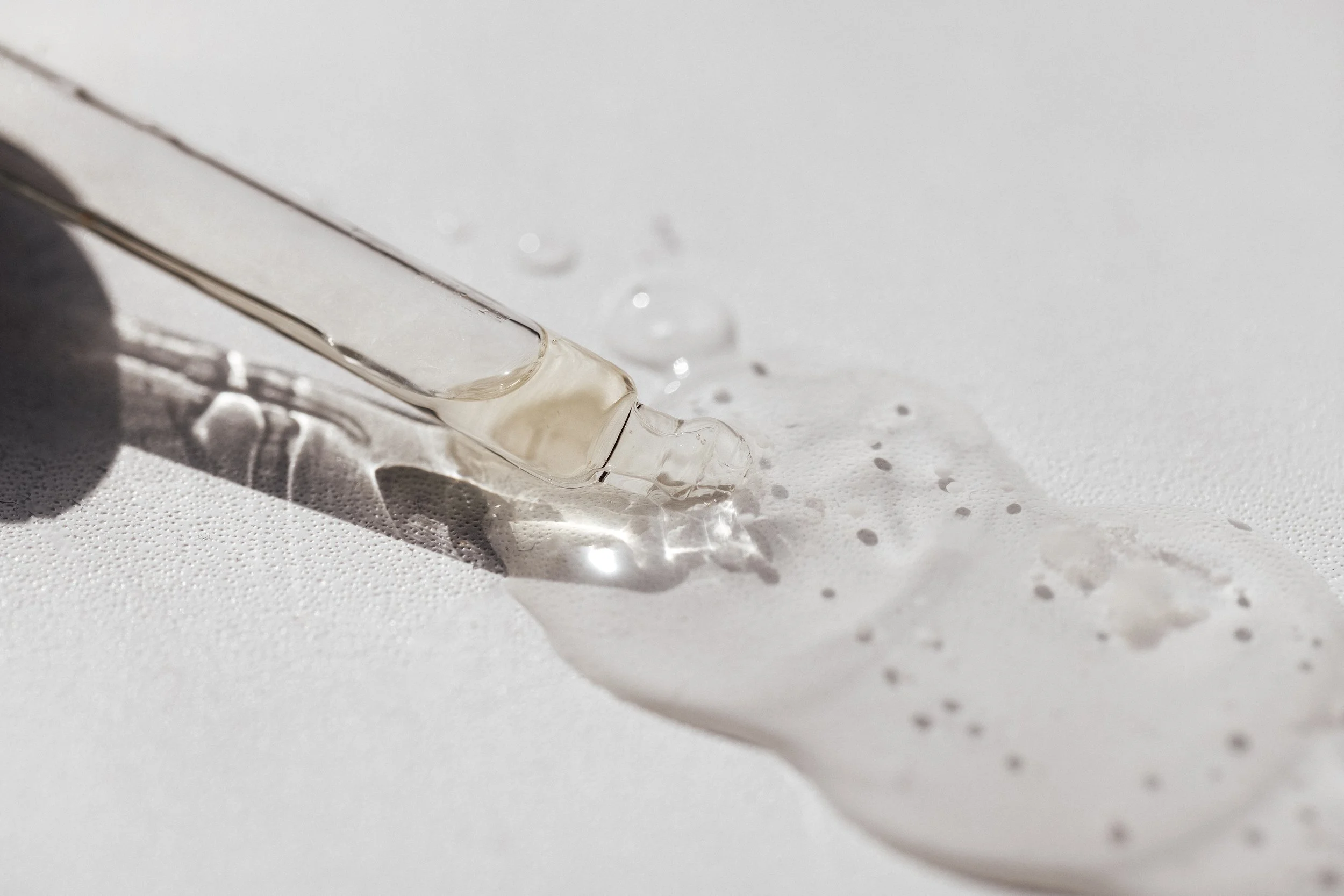 clear-serum-dropper-with-liquid-on-white-surface-2026-03-16-04-51-35-utc.jpg