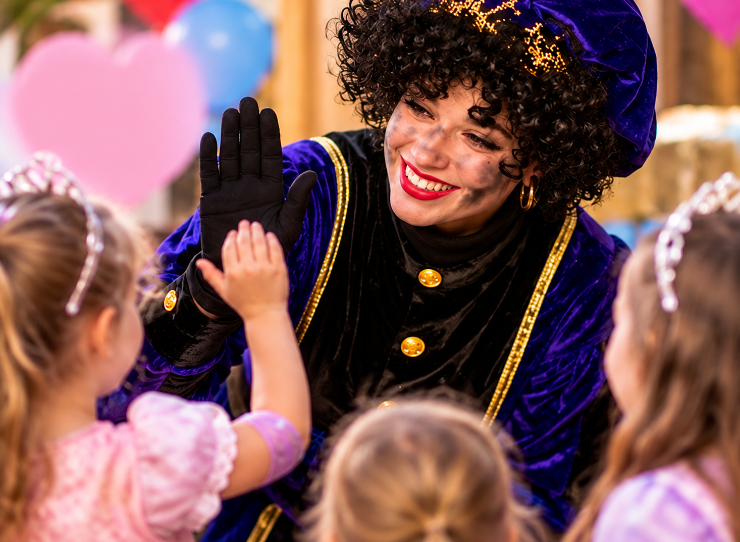 Een pietje op bezoek aan huis tijdens sinterklaas 