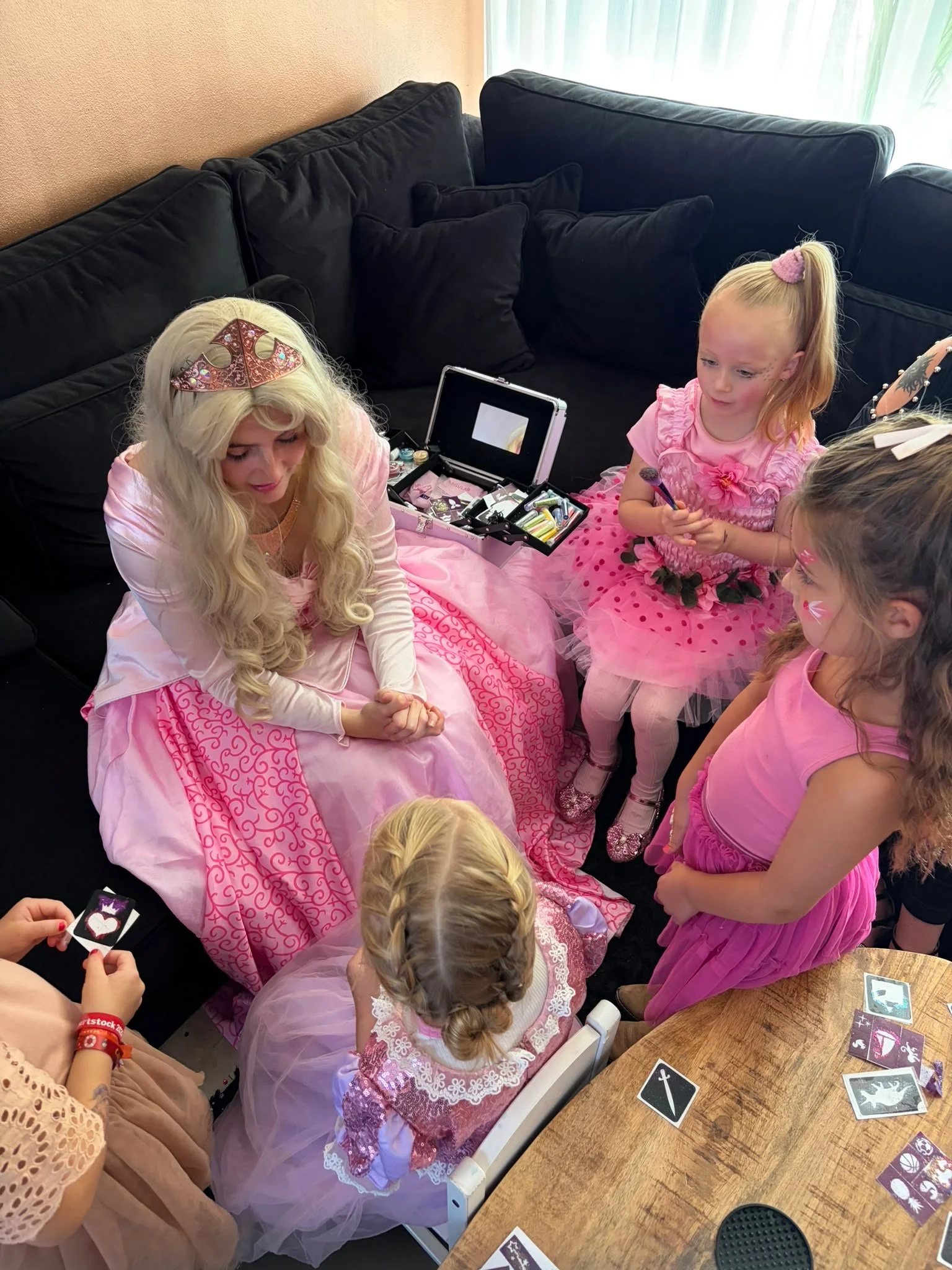 een foto van een prinses die op bezoek komt voor een kinderfeeest