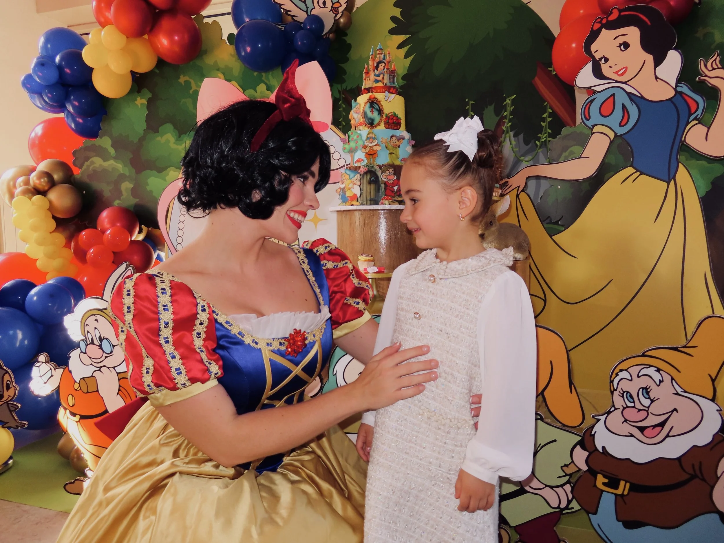 Een prinses in een gele jurk 