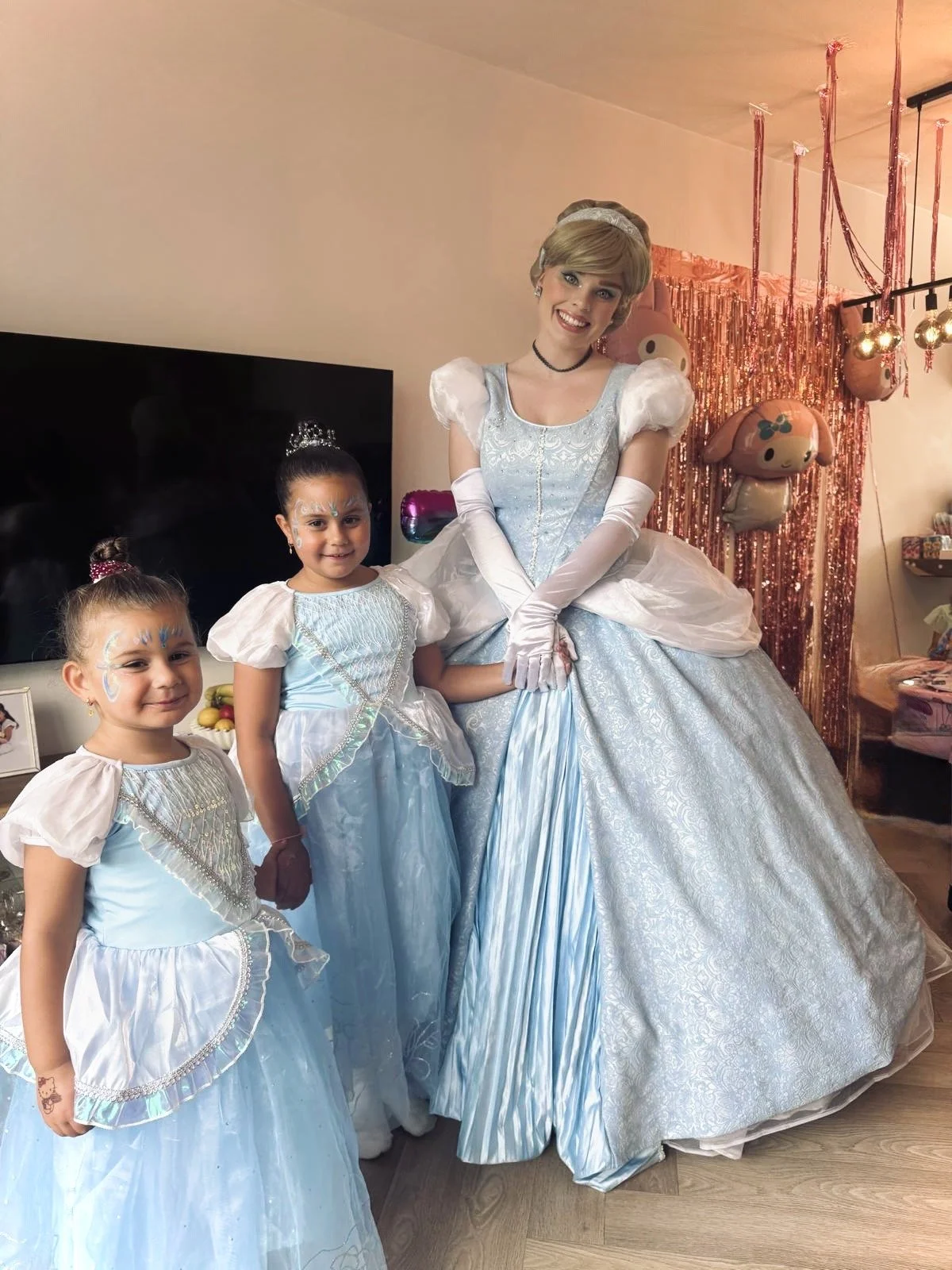 Een prinses in baljurk op kinderfeest