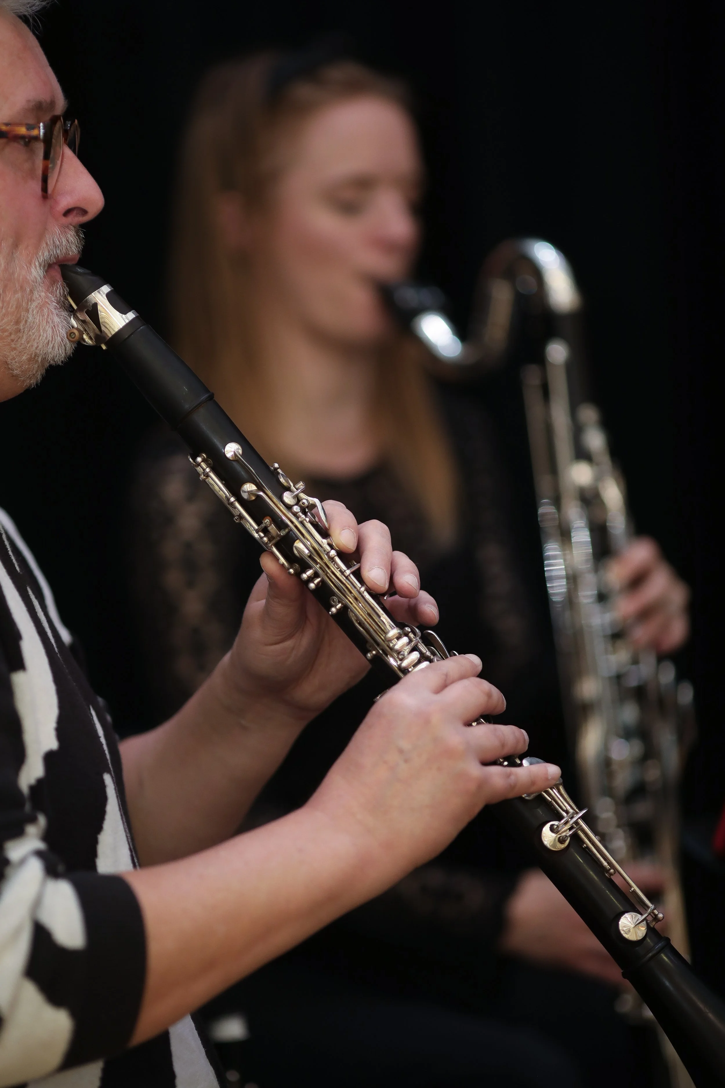 Stuart playing clarinet with Jess on bass clarinet during an Arundo5 performance.