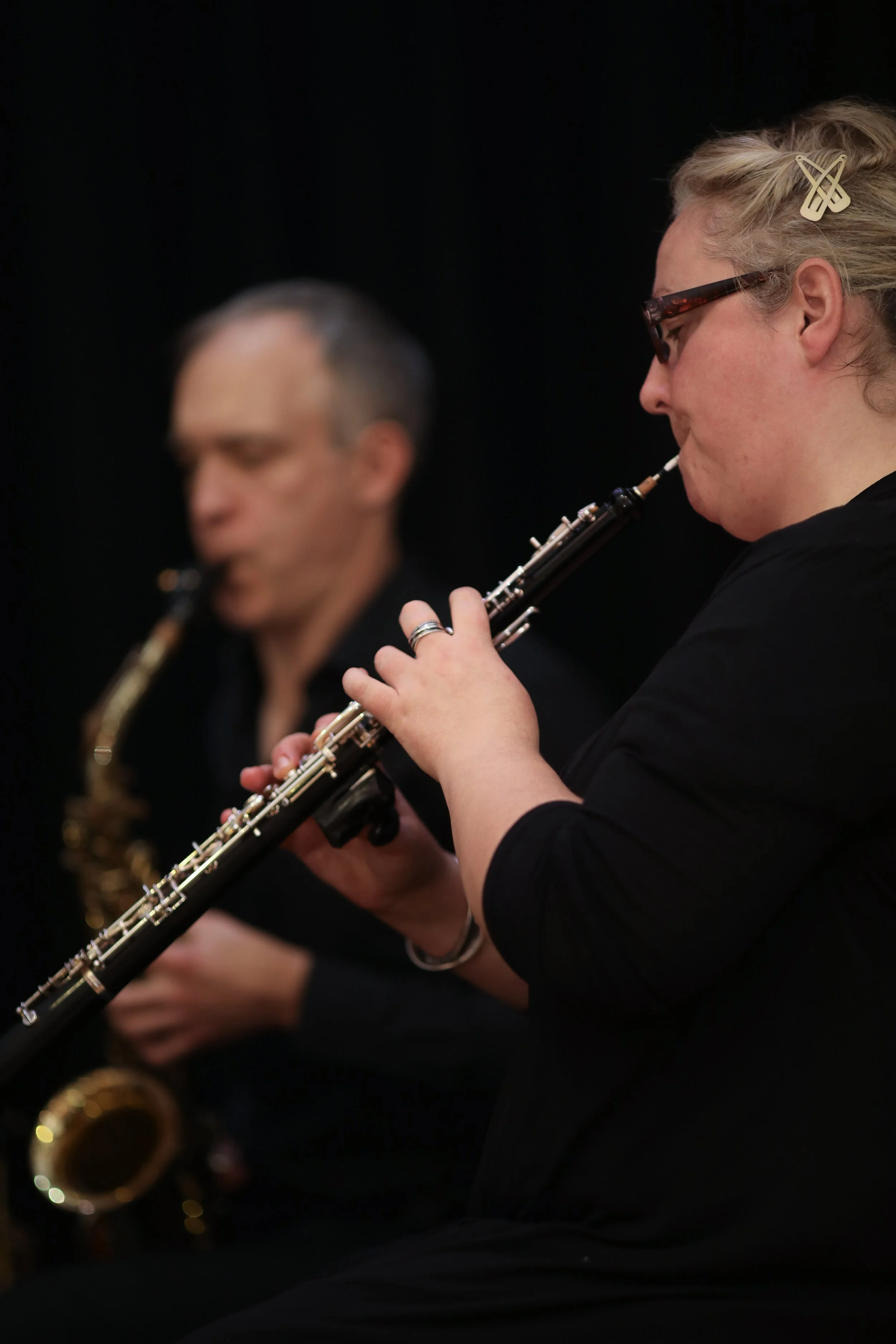 Manon playing oboe with Toby on saxophone during an Arundo5 performance.