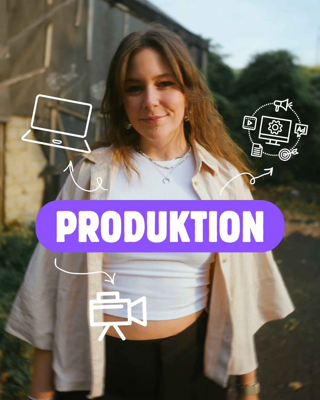 Junge Frau im Freien, umgeben von Illustrationen zu Computern, Kamera, Video- und Grafikdesign, mit dem Text 'PRODUKTION' in der Mitte.