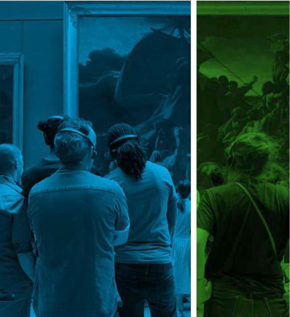 Foule observant une grande œuvre d’art dans une galerie, avec une scène similaire teintée de vert sur la droite.