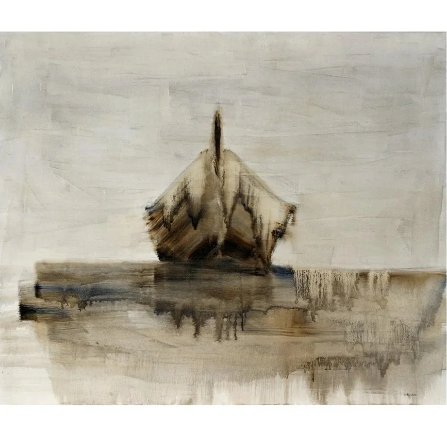 Peinture abstraite représentant un oiseau aux ailes déployées, posé sur une surface réfléchissante dans des tons gris et bruns.