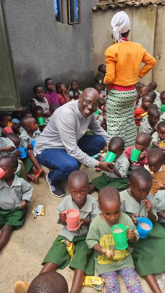 A group of school children eating breakfast.