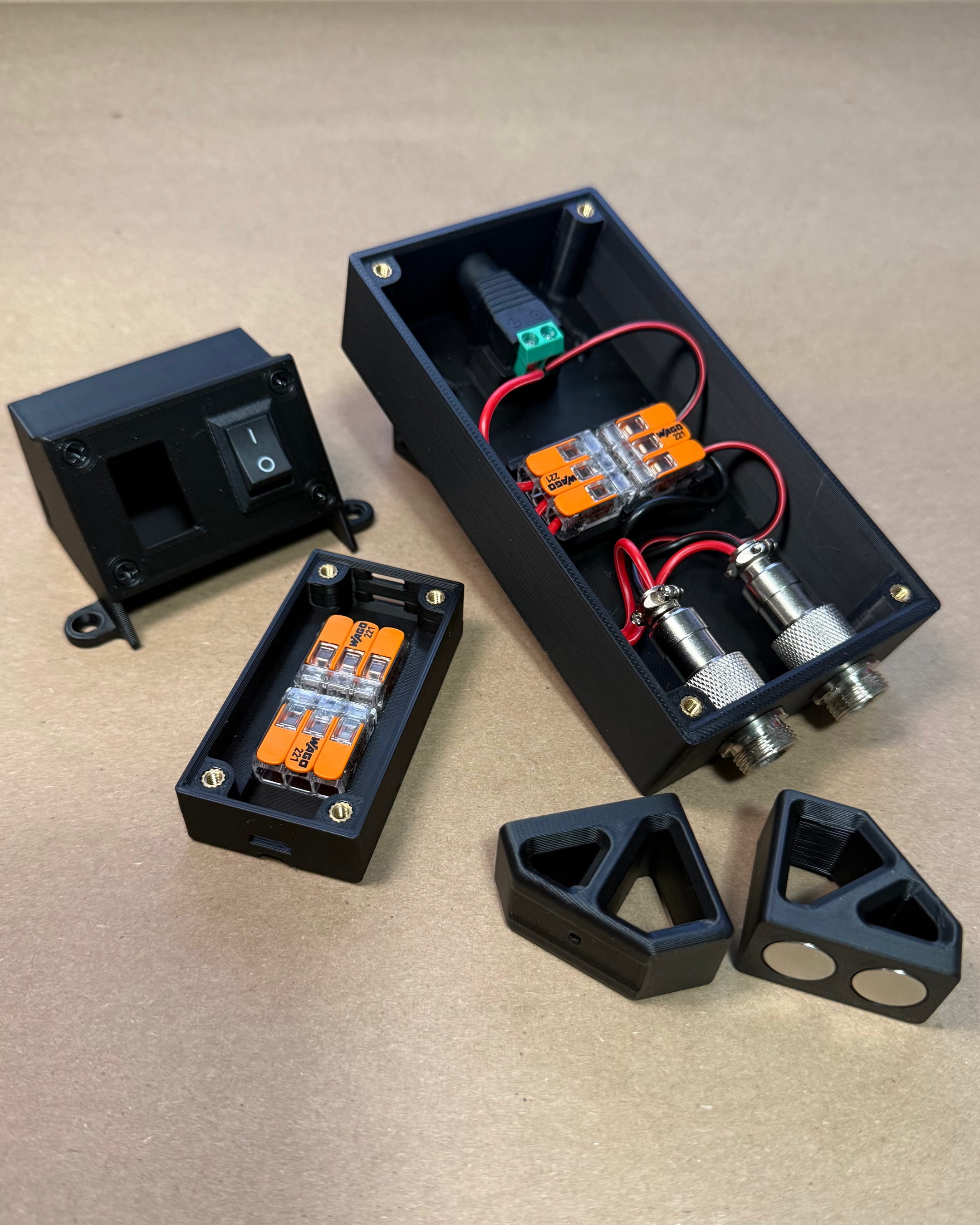 Custom 3D-printed components for a modular workbench lighting system
