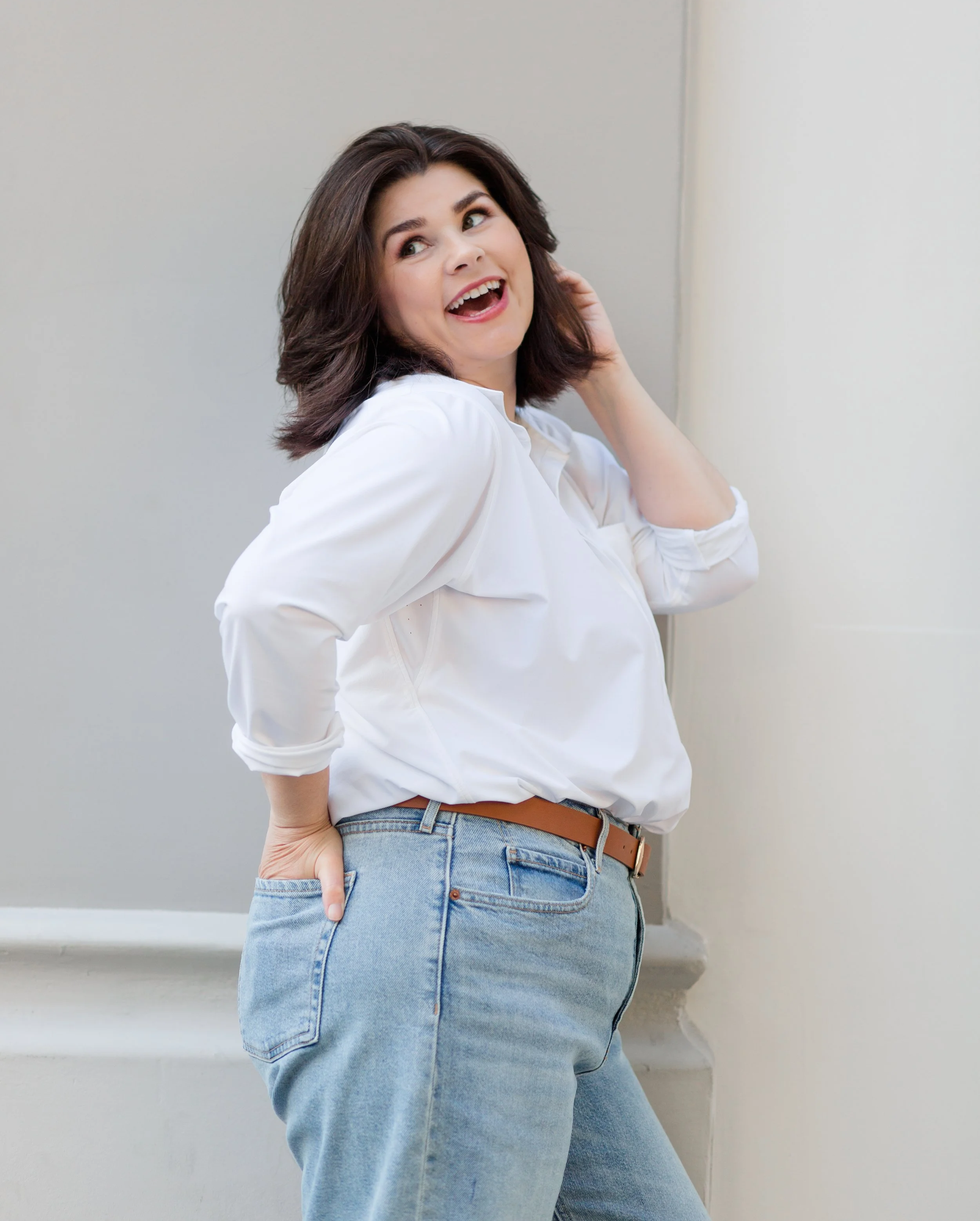 Amanda Santi specializes in hair cutting, lived-in styling, bridal hair and airbrush makeup.