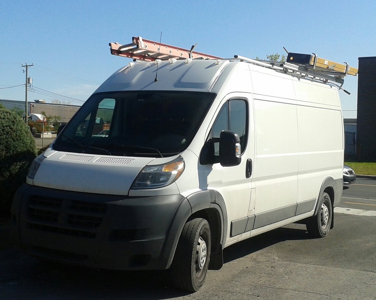 White contractor work van with roof ladder rack (photo: Bull-Doser / Wikimedia Commons, public domain)