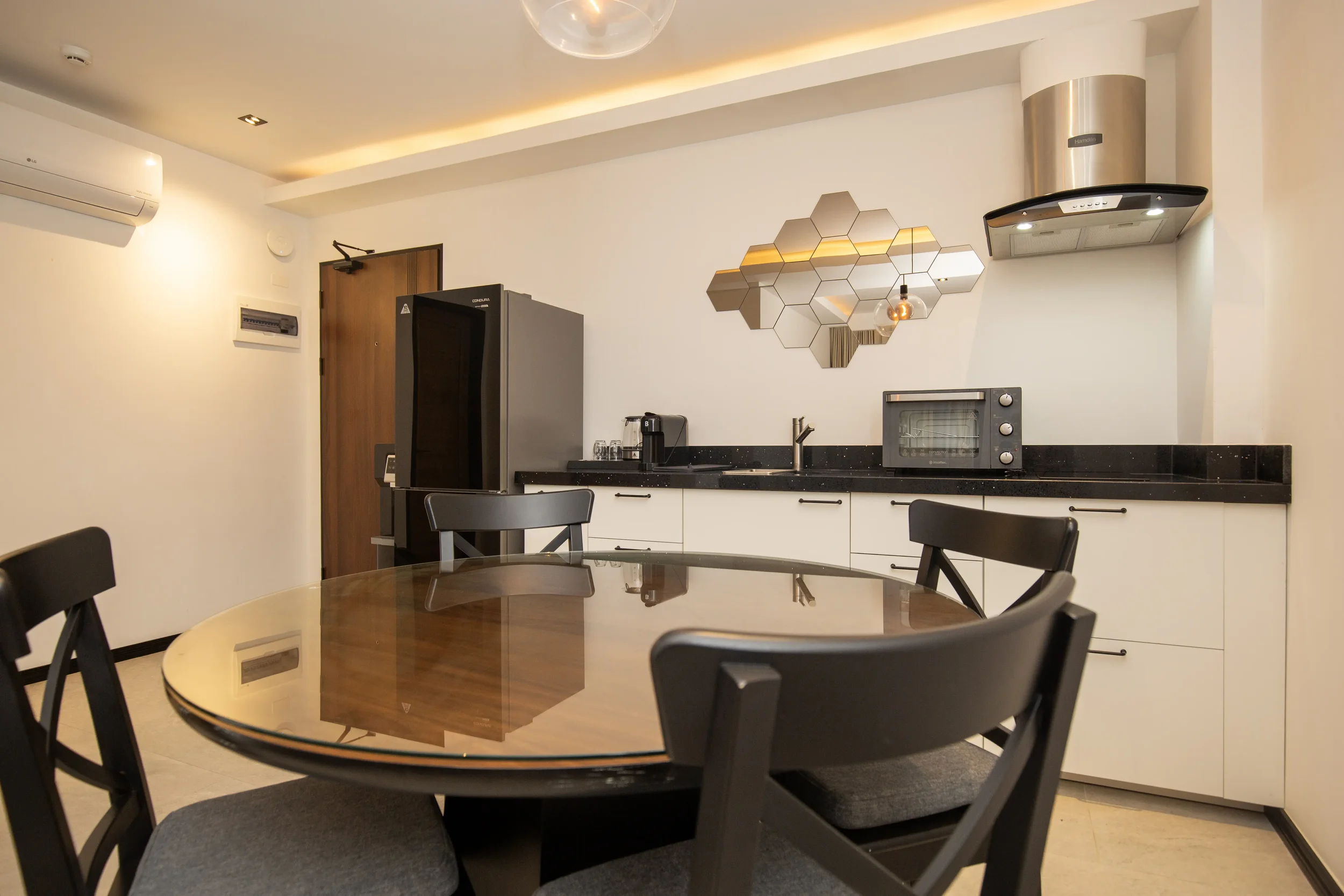 Paradise Ocean View ! Bedroom Suite Kitchen.webp